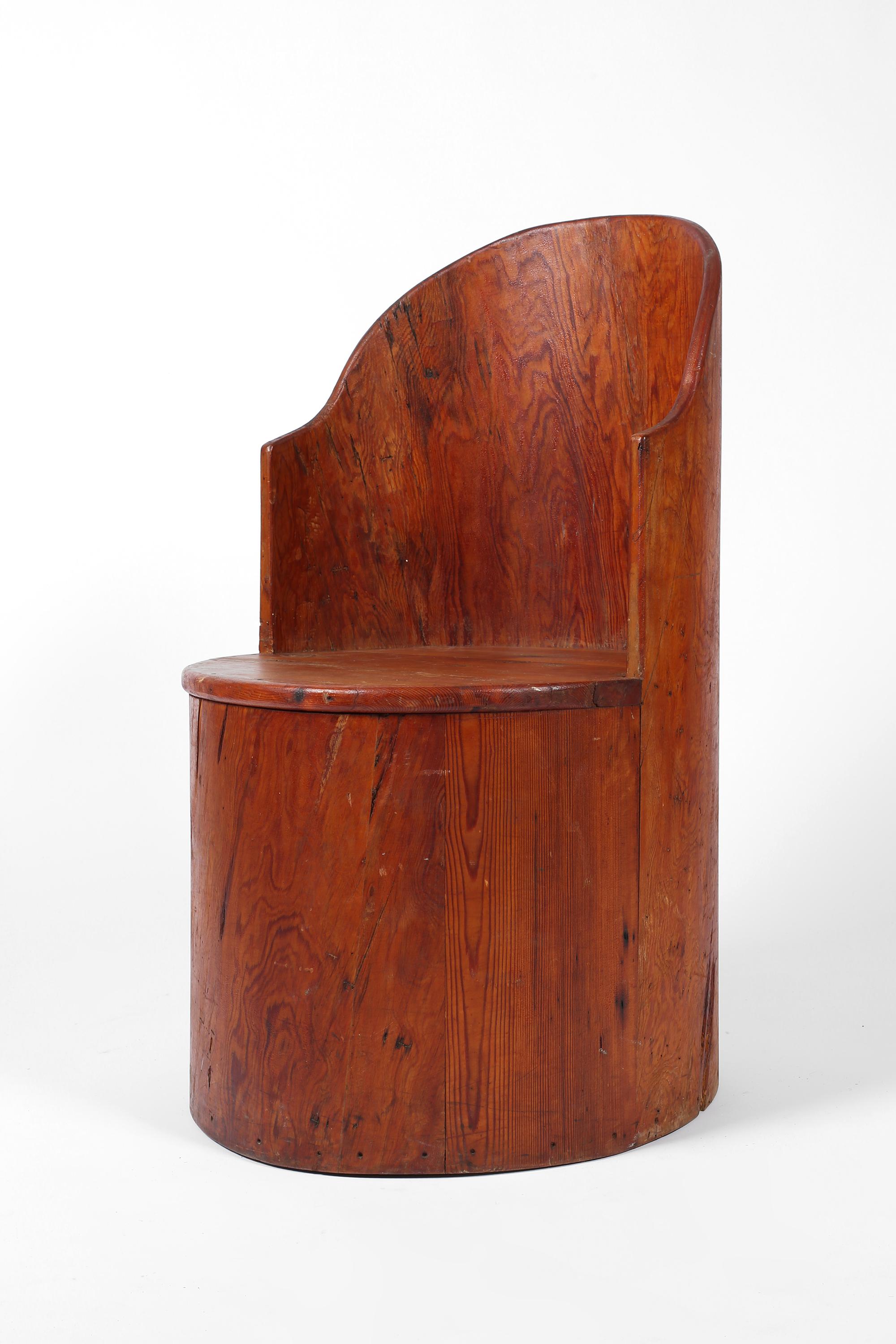 Chaise à baignoire en pin sculpté Art populaire suédois Kubbstol des années 1930 en vente 1