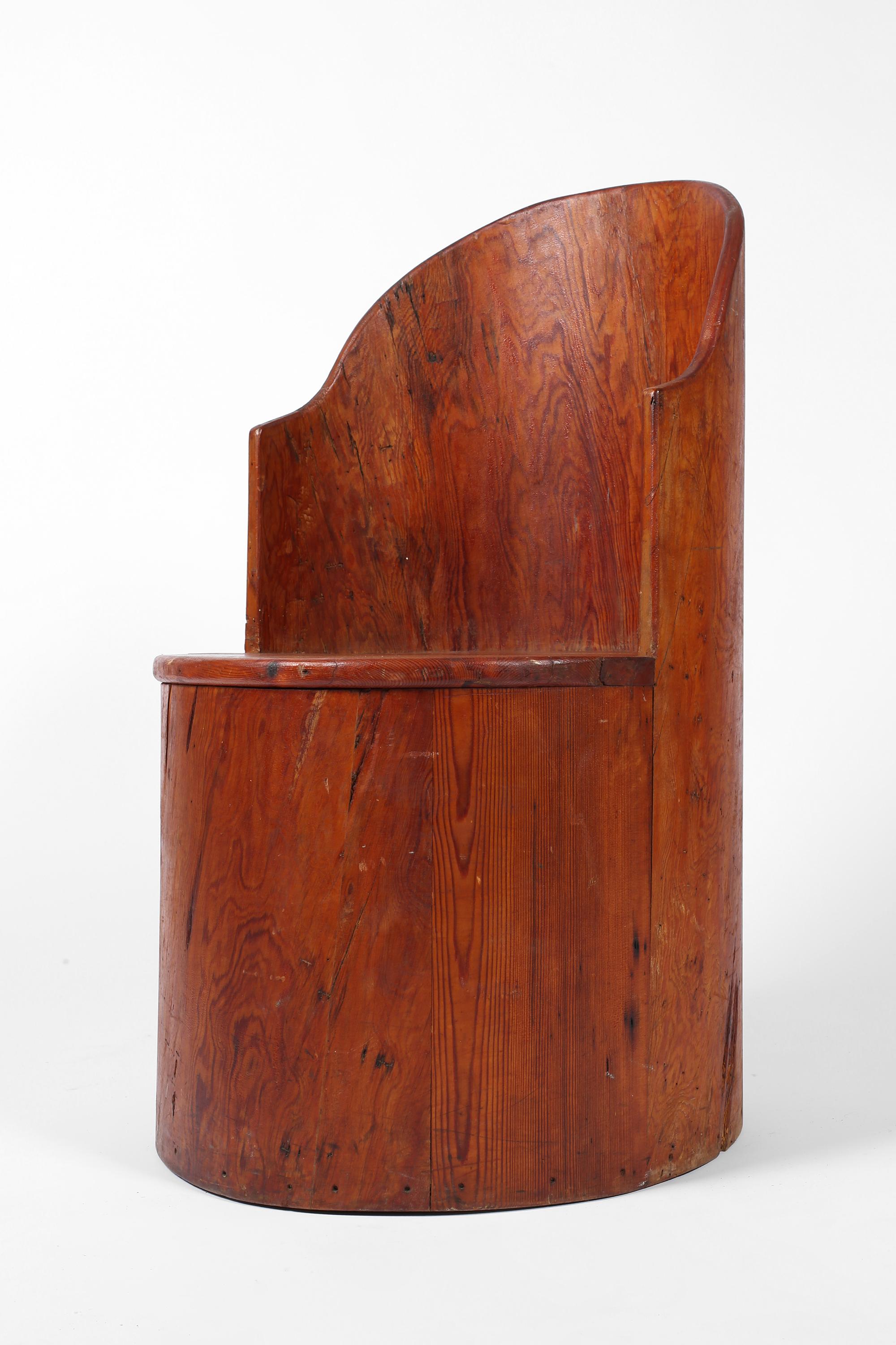 Chaise à baignoire en pin sculpté Art populaire suédois Kubbstol des années 1930 en vente 2