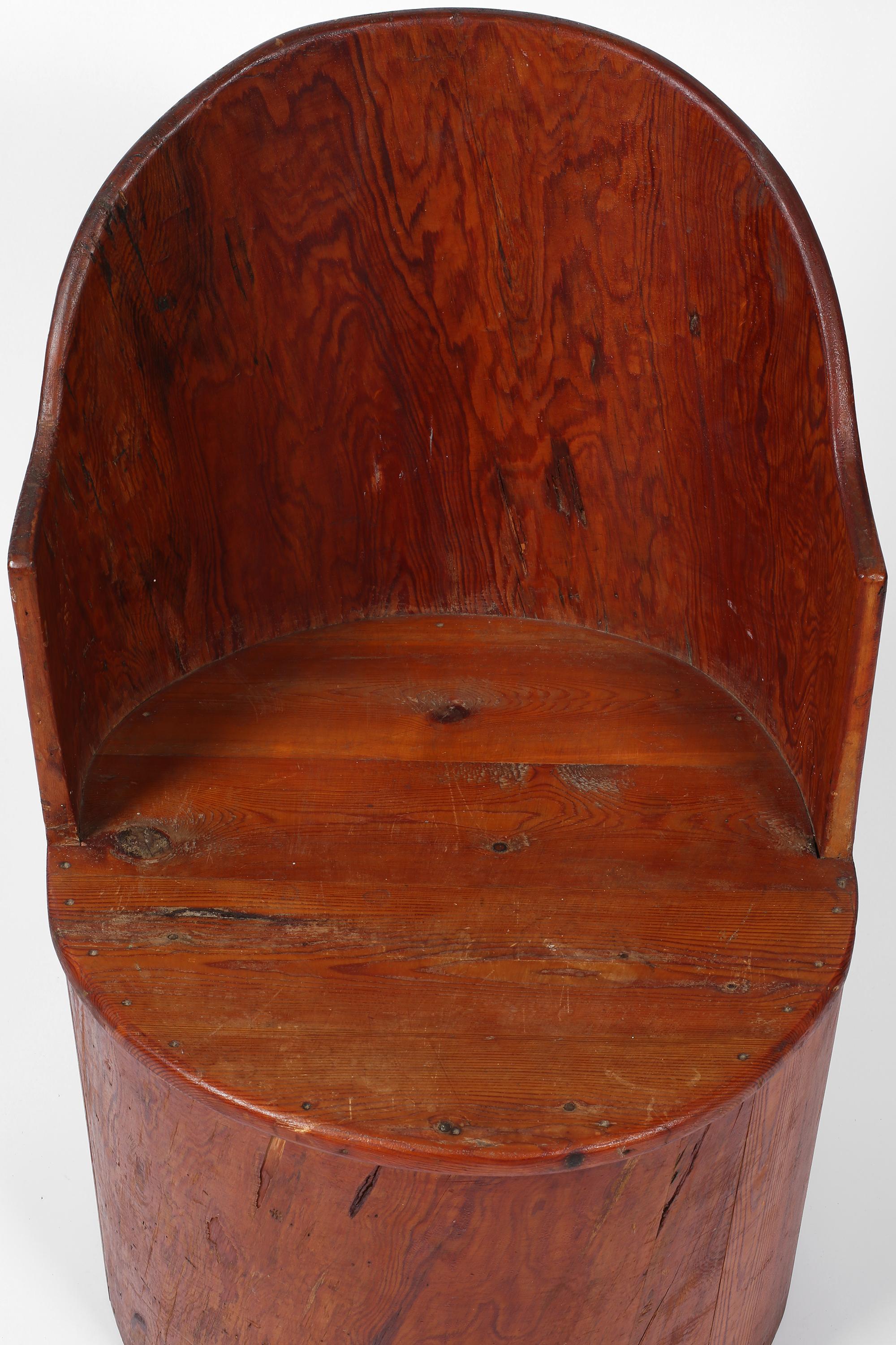 Chaise à baignoire en pin sculpté Art populaire suédois Kubbstol des années 1930 en vente 3
