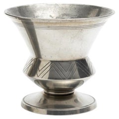 Jarrón de boca ancha con pie de peltre pulido GAB Tenn de los años 30 de Suecia