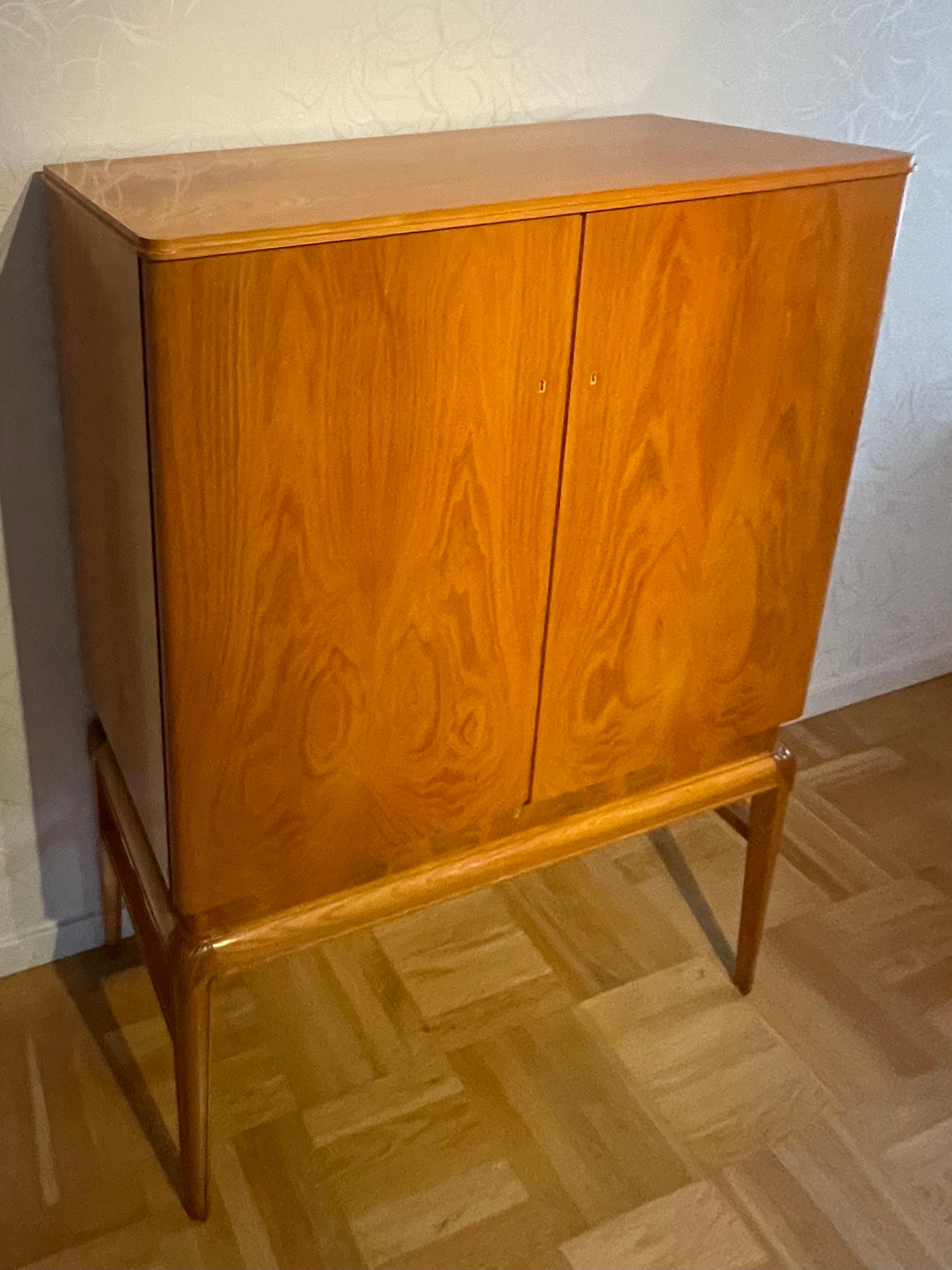 Elegante armario Grace sueco de patas altas de los años 30 en olmo y abedul Escandinavo moderno en venta