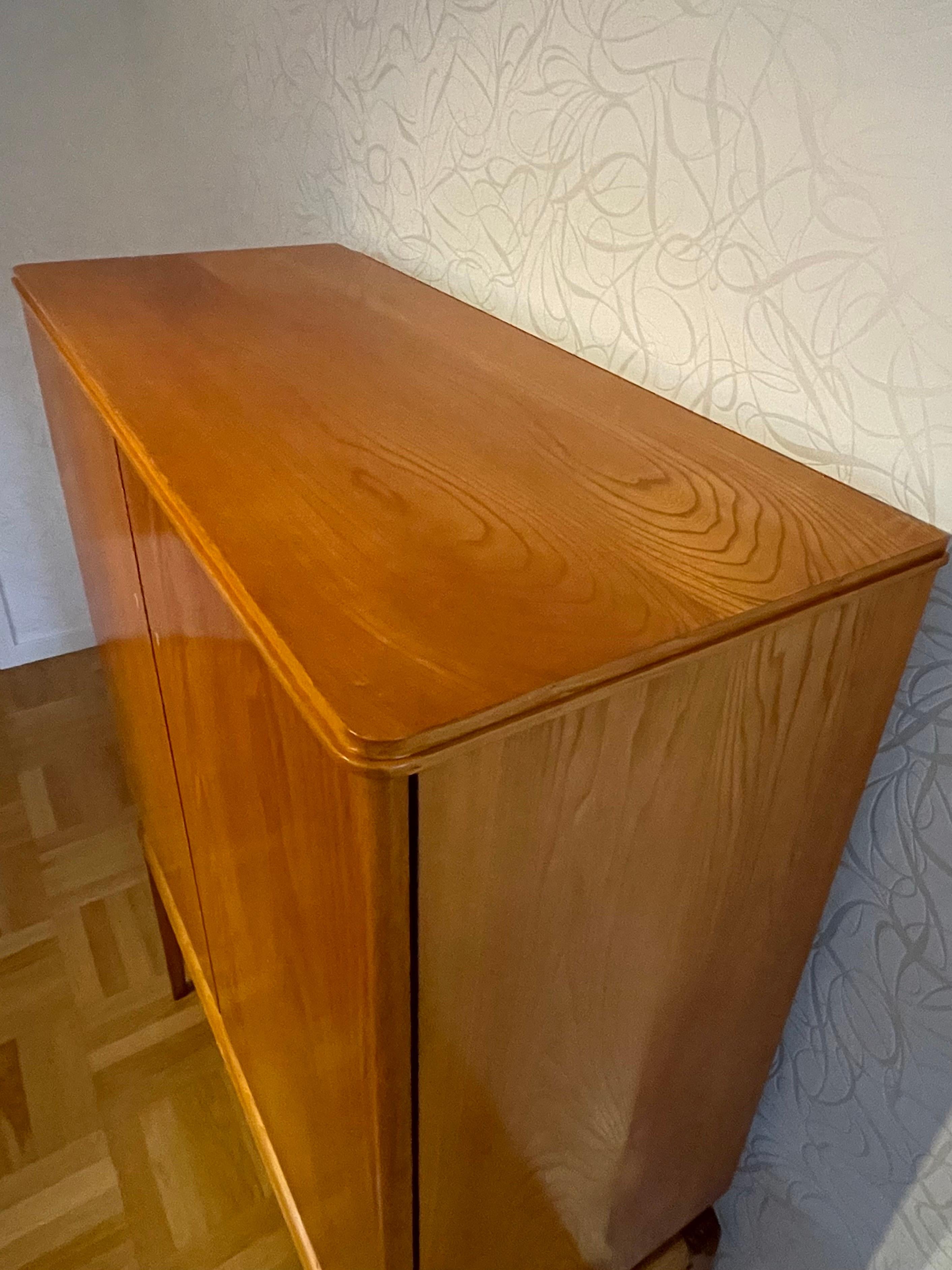 Elegante armario Grace sueco de patas altas de los años 30 en olmo y abedul Sueco en venta