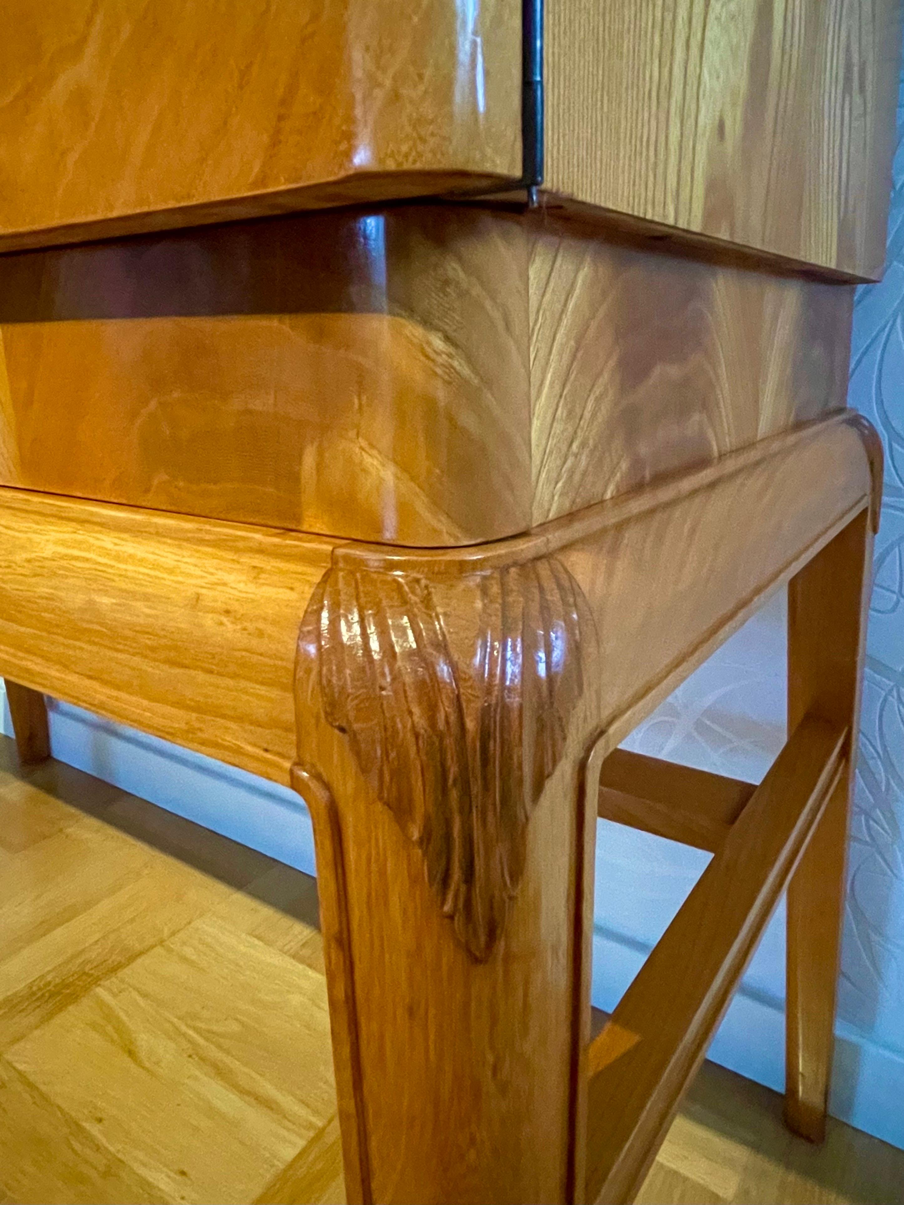 Elegante armario Grace sueco de patas altas de los años 30 en olmo y abedul en venta 1