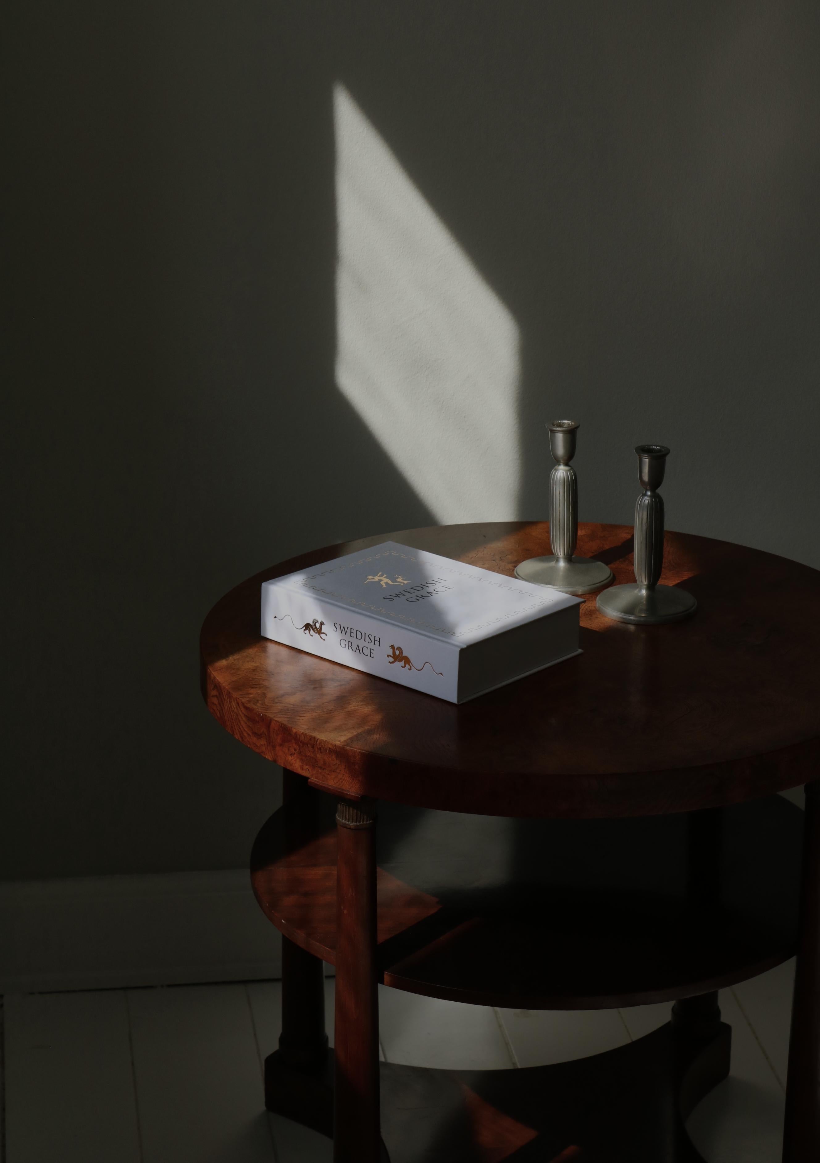 Table d'appoint Grace suédoise fabriquée à la main dans les années 1930, avec plateau en placage de ronce de bois au grain très expressif. Simple et élégant avec des détails subtils. Dans le style d'Axel Einar Hjort, d'Otto Schulz et d'autres