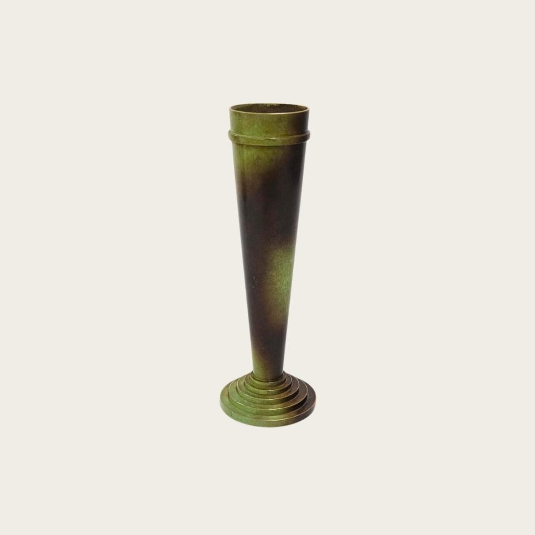 Années 1930, Suède. Vase Art Déco d'Ystad Brons en laque verte et brune. Avec base de détail montée. Estampillé Ystad Brons sur la face inférieure. 
