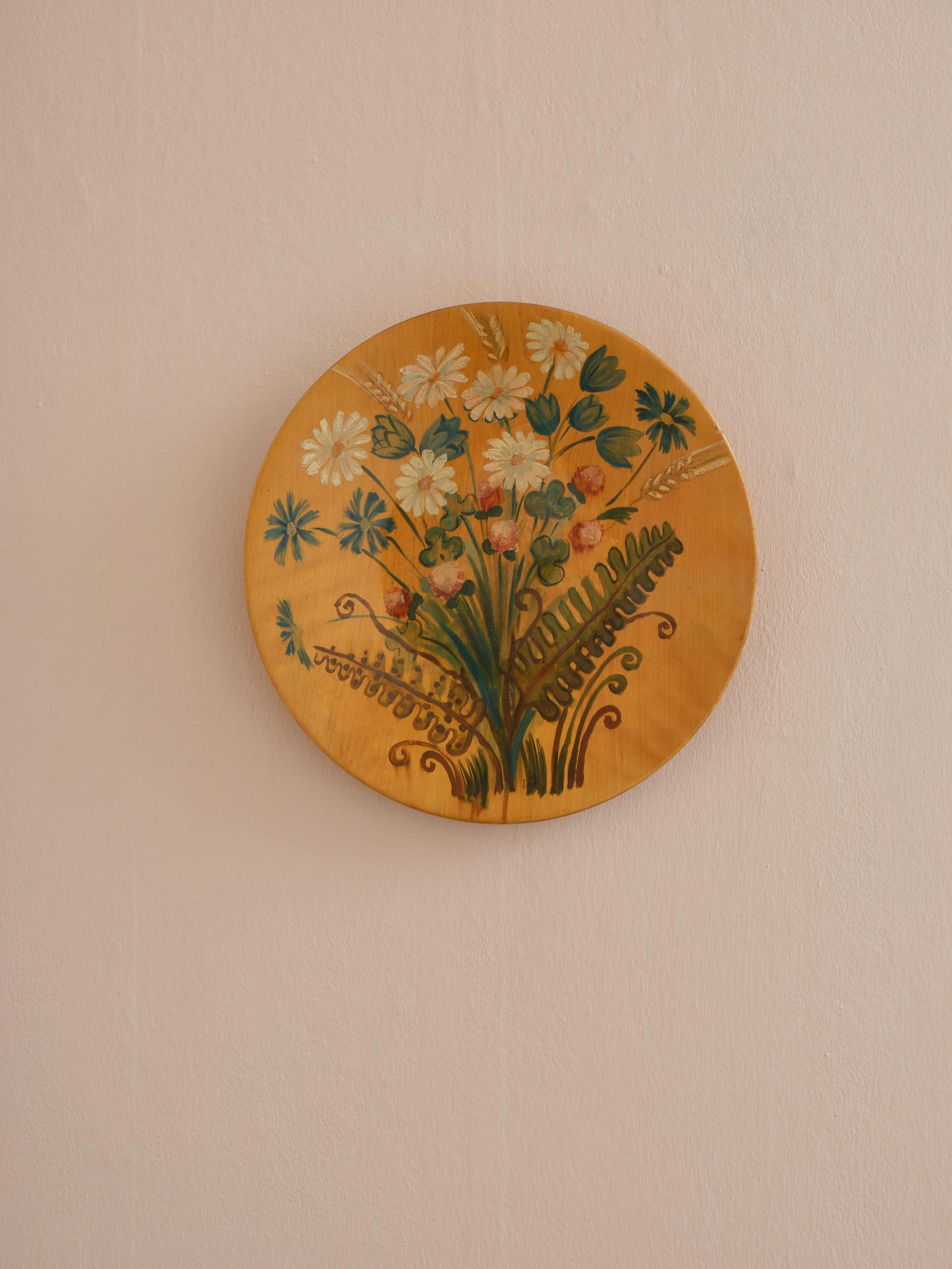 Einzigartige Wanddekoration oder Schale aus lackiertem Holz, handbemalt mit botanischen Motiven in beruhigenden Farben. Auf der Rückseite vom Künstler signiert.

Durchmesser: 32 cm (12.6 in) // Höhe: 5 cm (1.97 in).