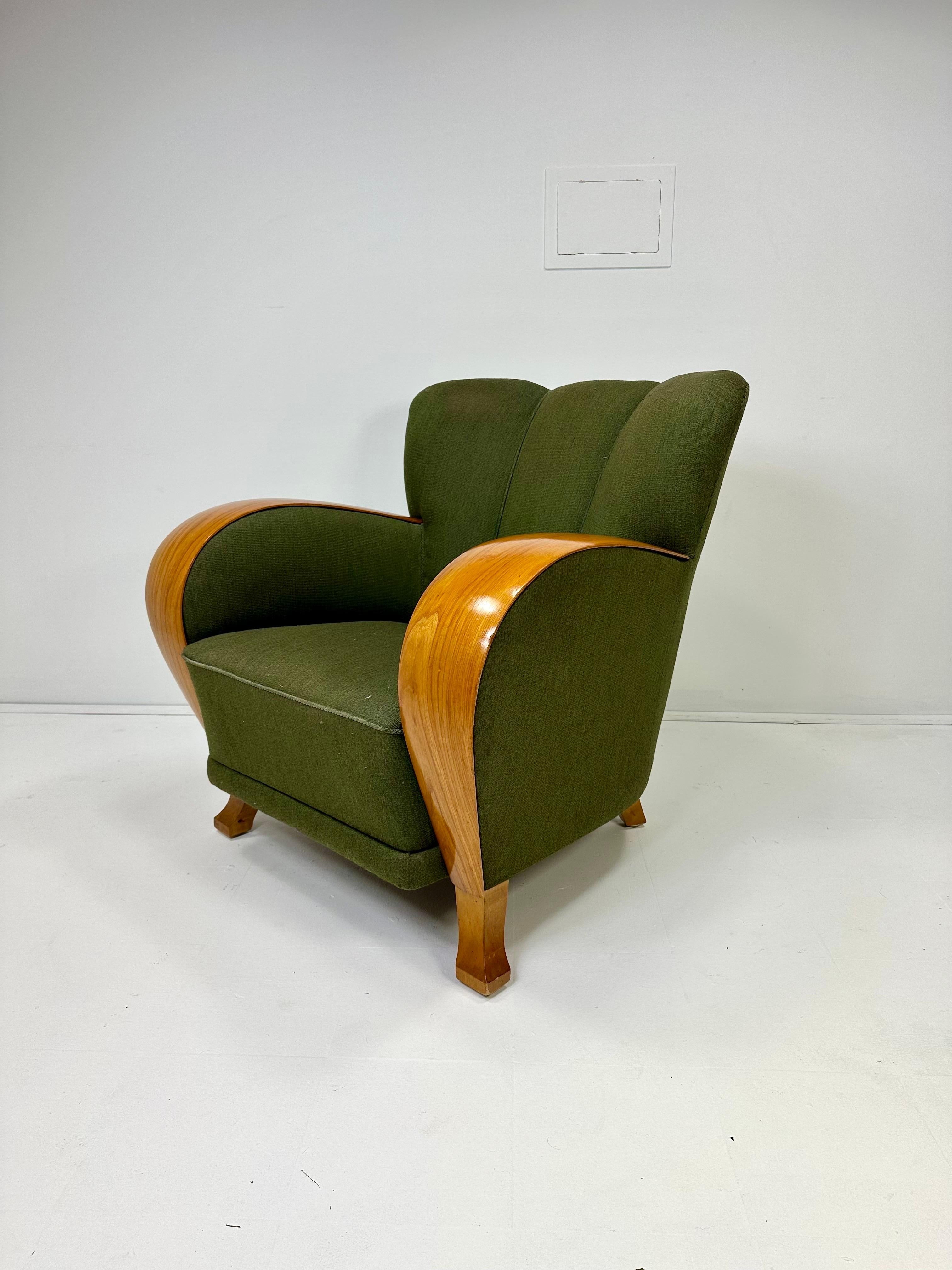 Tumbona sueca de 1930.  Silla de salón de grandes dimensiones con brazos curvados de madera.  Un diseño excepcional y único.