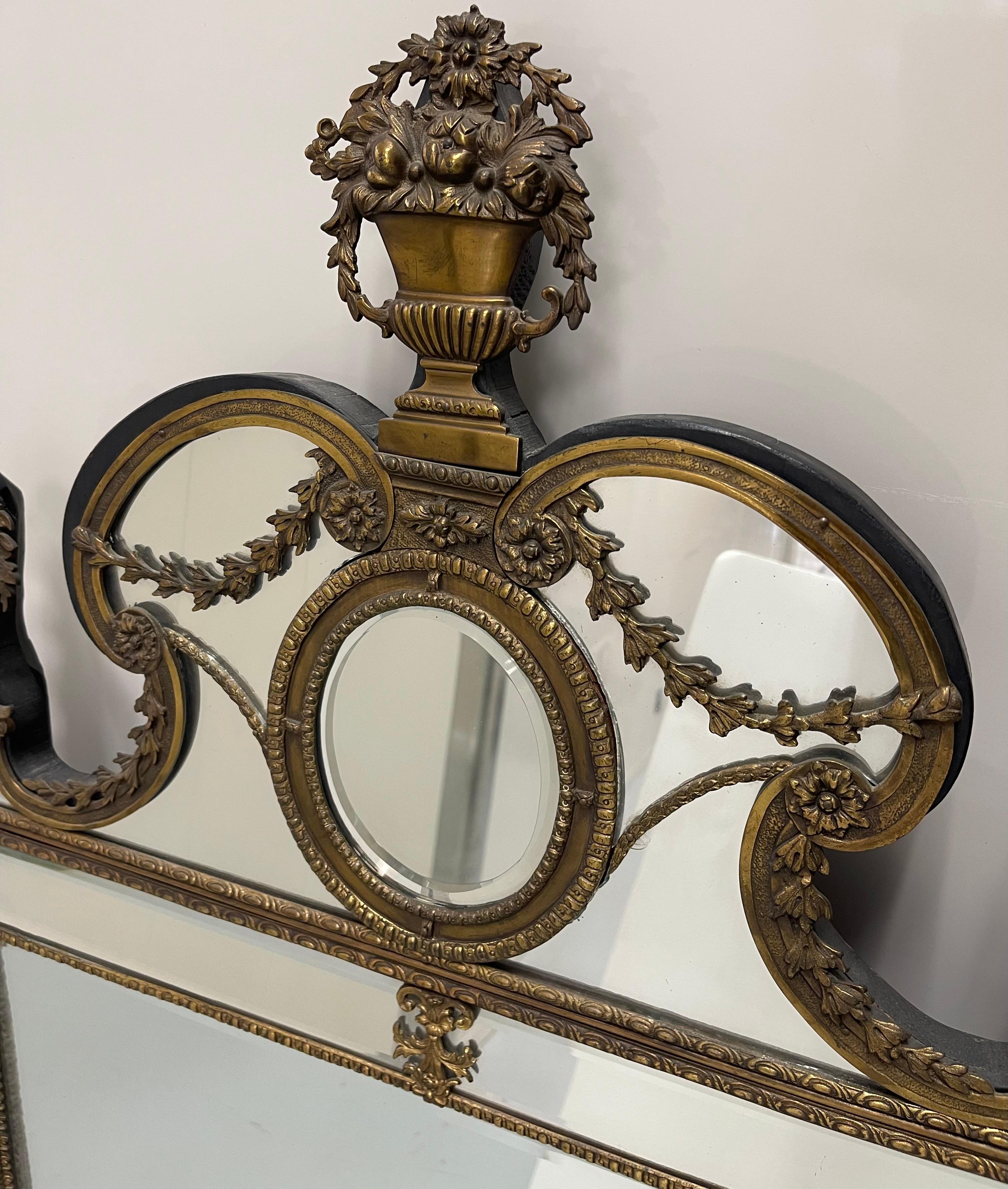 Specchio da parete con cesto di fiori in ottone e ormeggio neoclassico svedese del 1930 in vendita 3