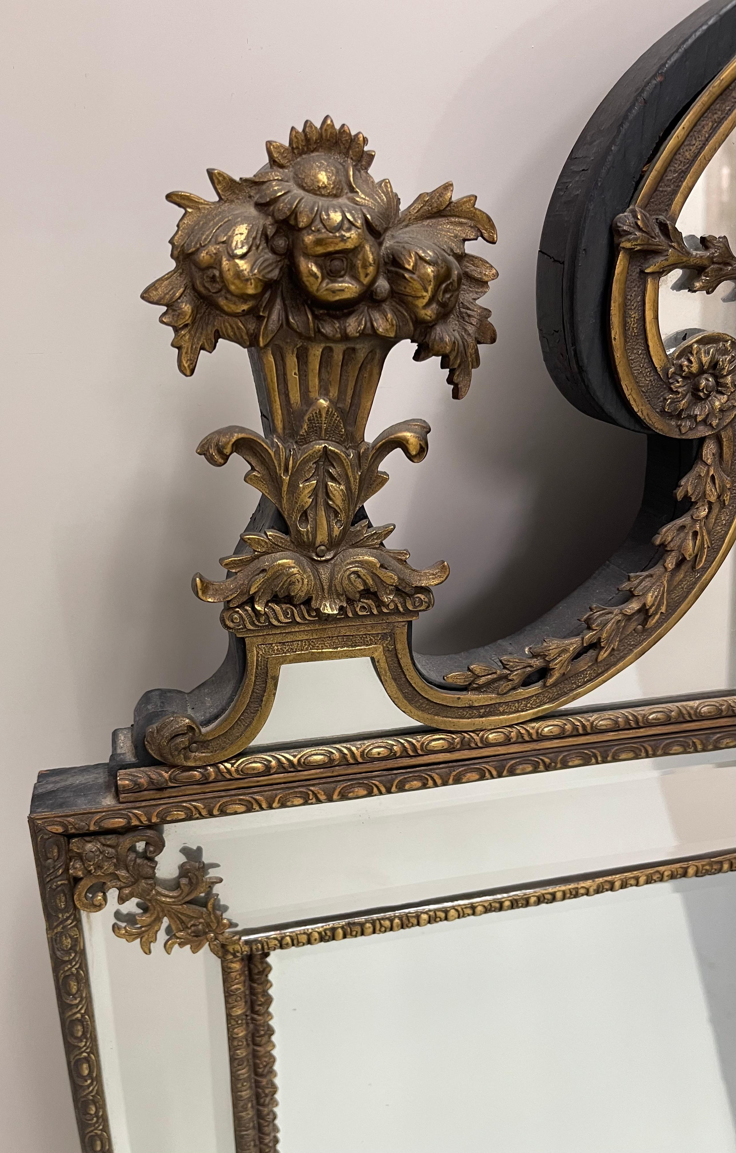 Specchio da parete con cesto di fiori in ottone e ormeggio neoclassico svedese del 1930 in vendita 6