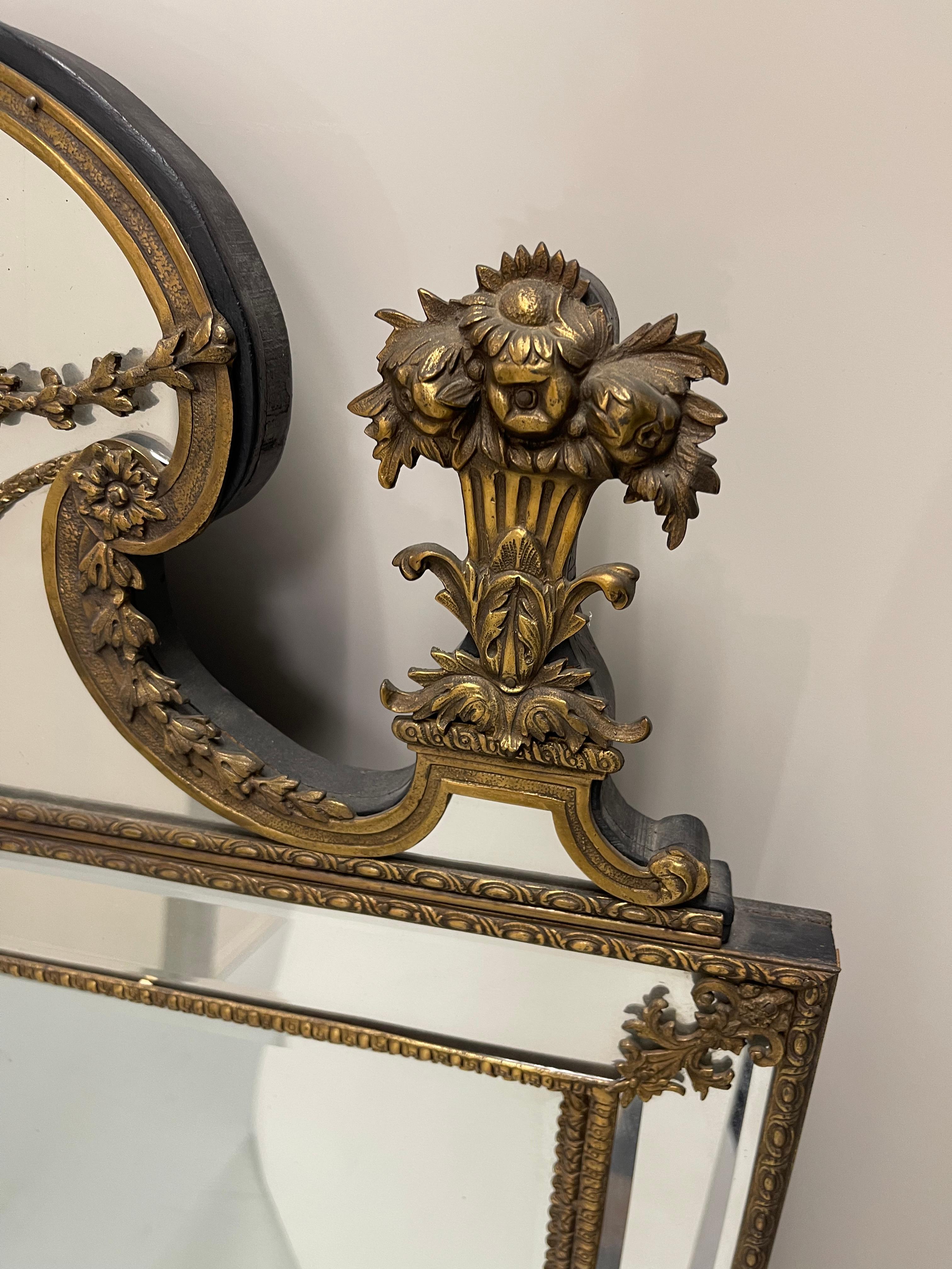 Specchio da parete con cesto di fiori in ottone e ormeggio neoclassico svedese del 1930 in vendita 7