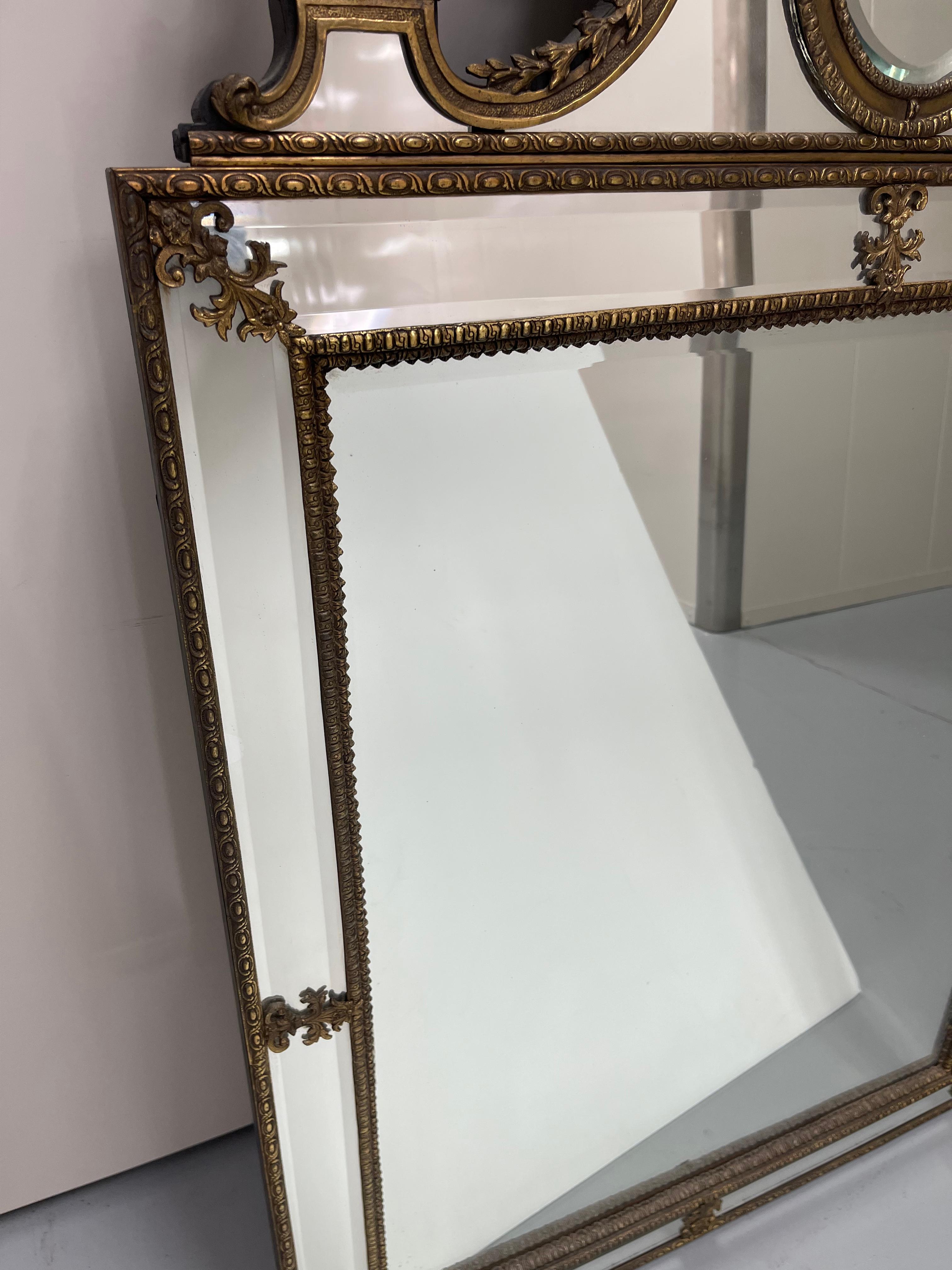 Specchio da parete con cesto di fiori in ottone e ormeggio neoclassico svedese del 1930 in vendita 9