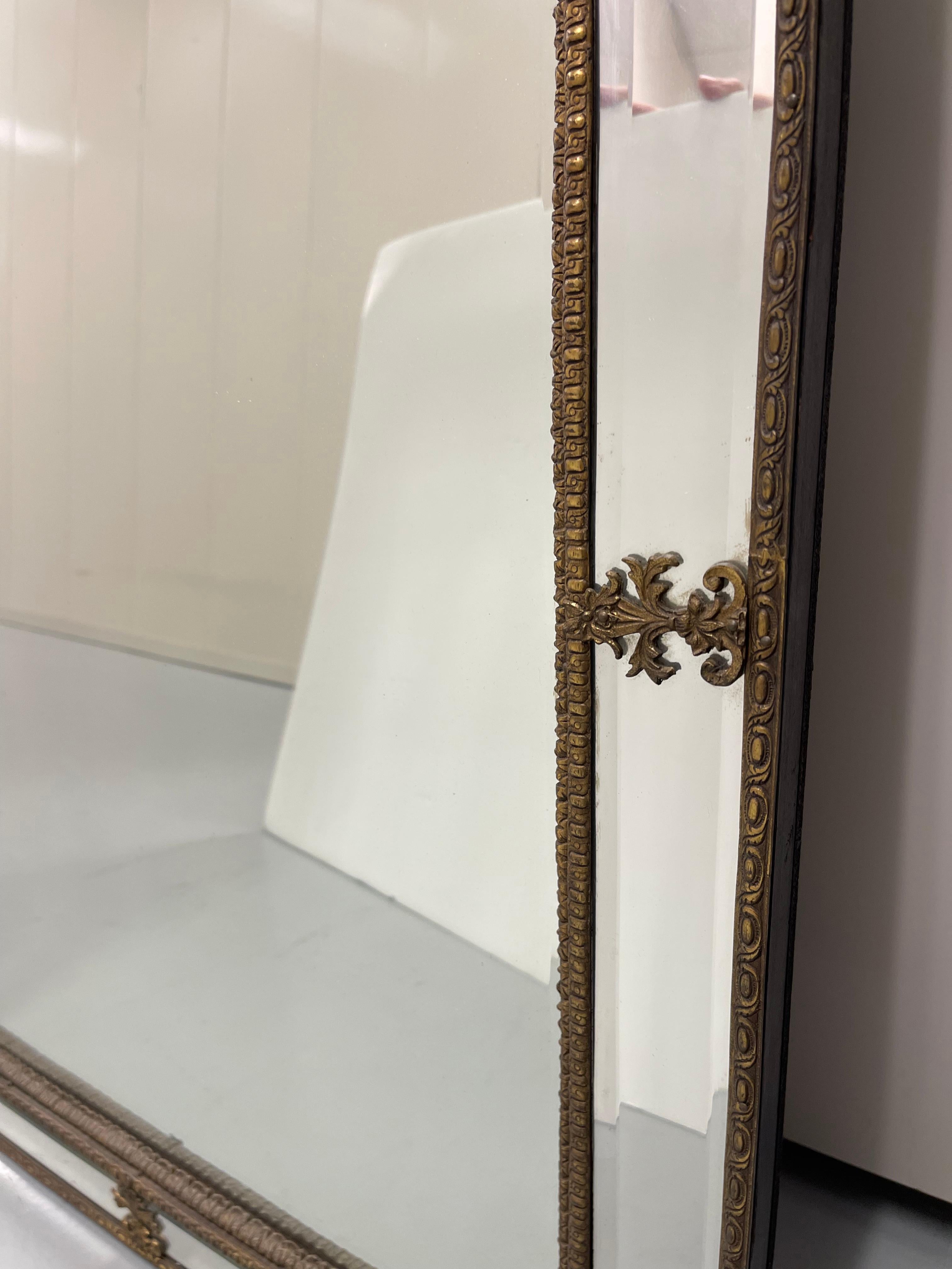 Specchio da parete con cesto di fiori in ottone e ormeggio neoclassico svedese del 1930 in vendita 10