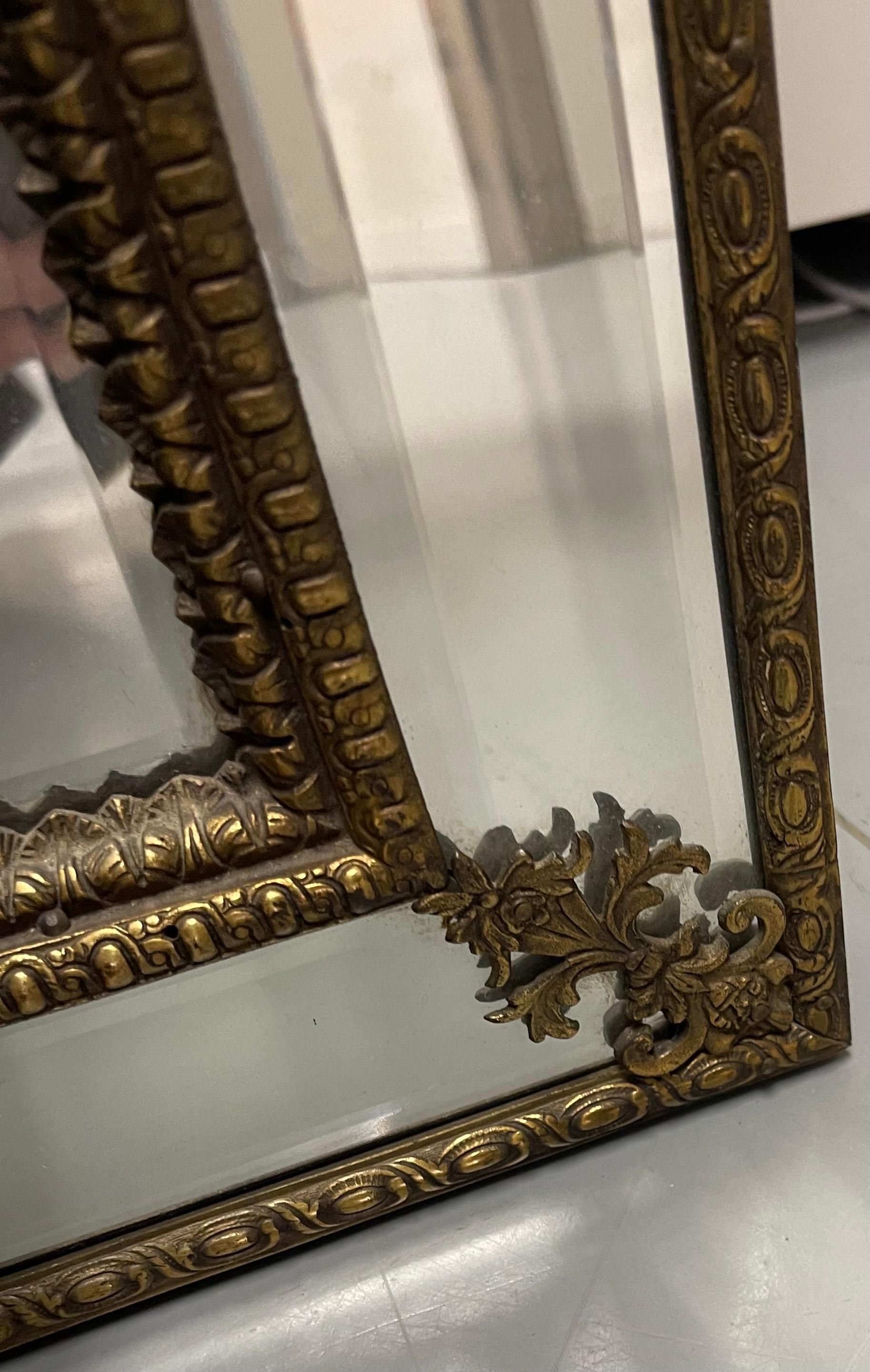 Specchio da parete con cesto di fiori in ottone e ormeggio neoclassico svedese del 1930 in vendita 11