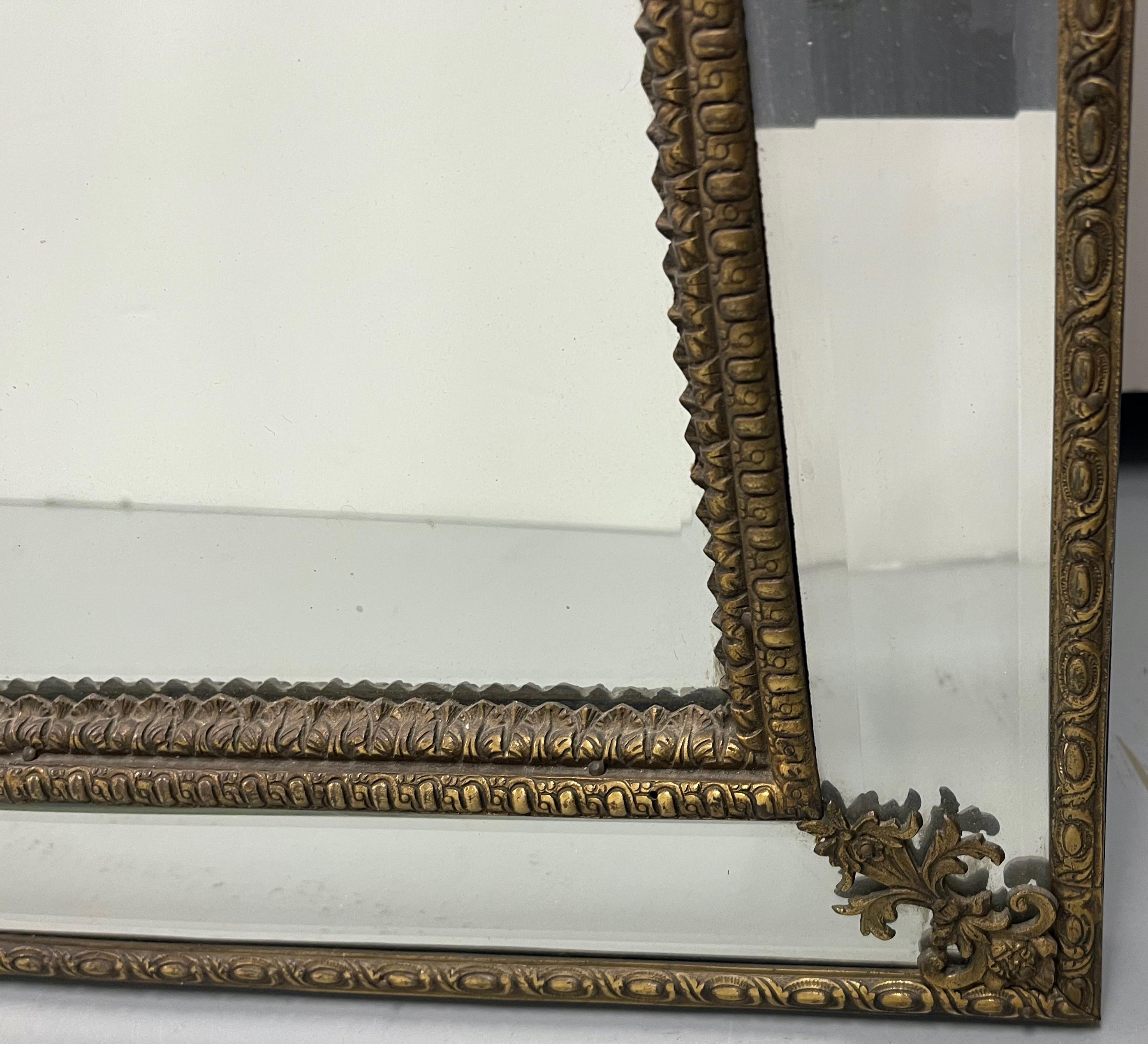 Specchio da parete con cesto di fiori in ottone e ormeggio neoclassico svedese del 1930 in vendita 12