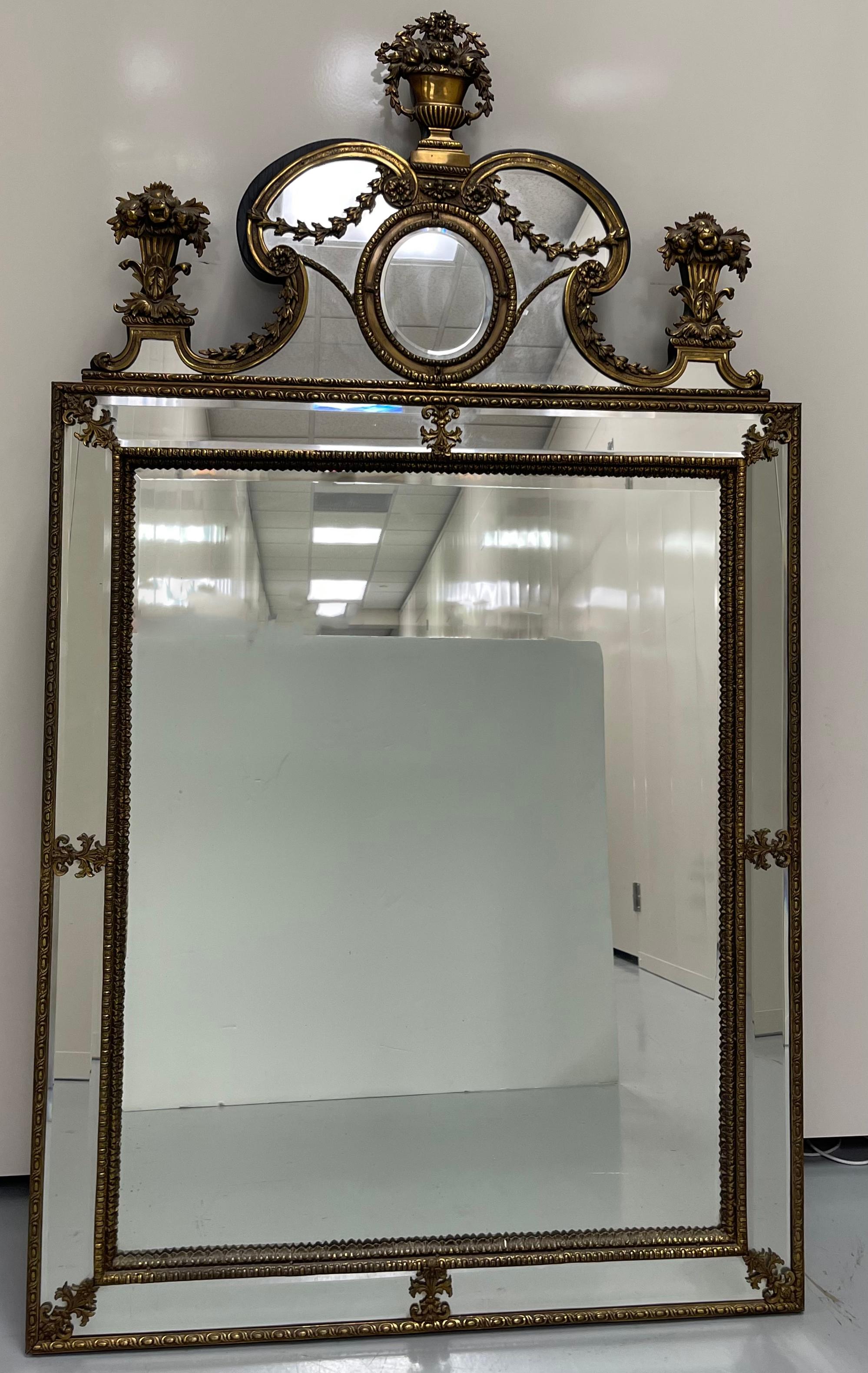 Specchio da parete neoclassico svedese degli anni '30 in ottone o ormolu a forma di cesto di fiori. Vetro a specchio smussato originale. Ottone ormolu montato su una cornice di legno nero. Questo specchio è pesante e ben fatto. Nessun marchio di