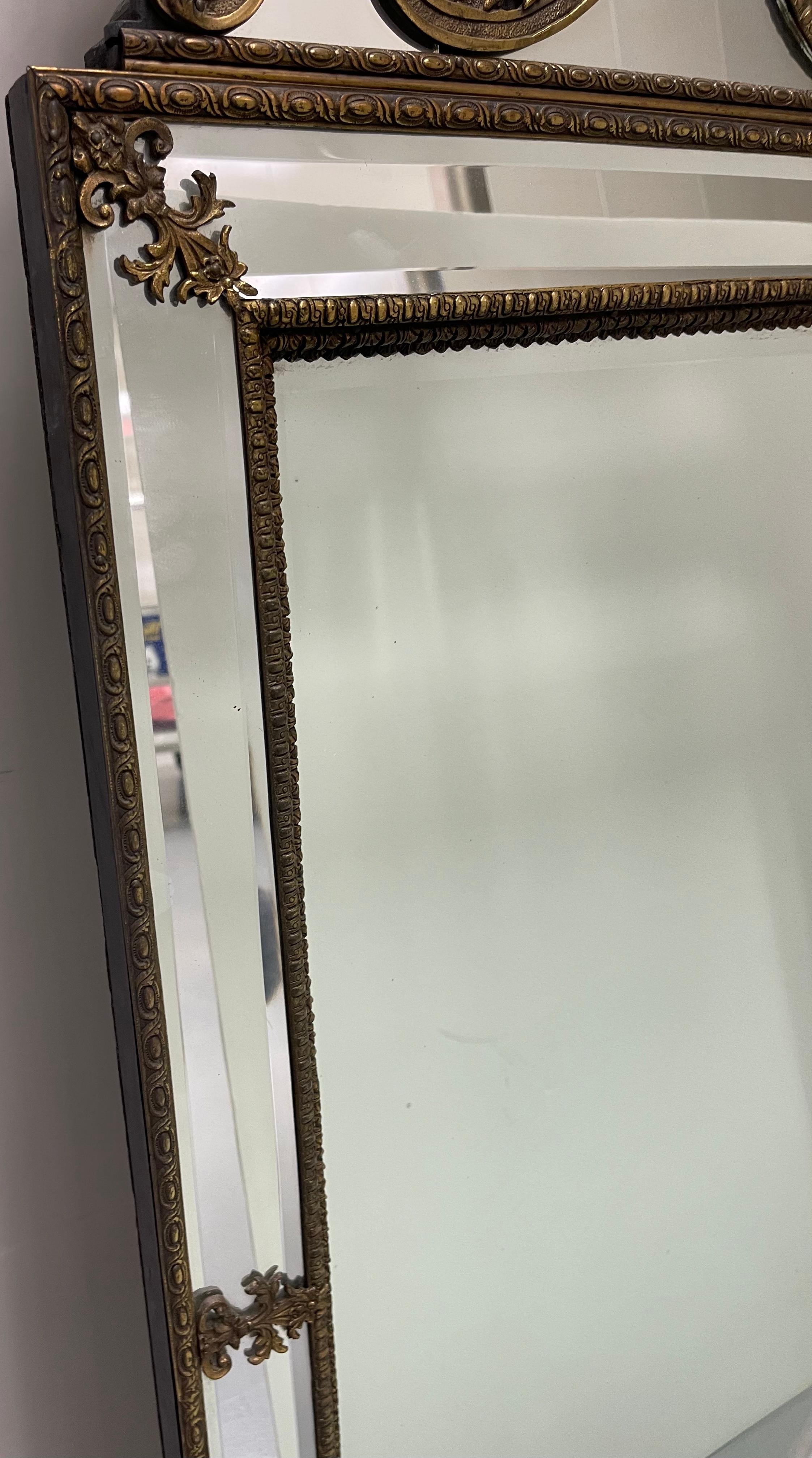Specchio da parete con cesto di fiori in ottone e ormeggio neoclassico svedese del 1930 in vendita 13