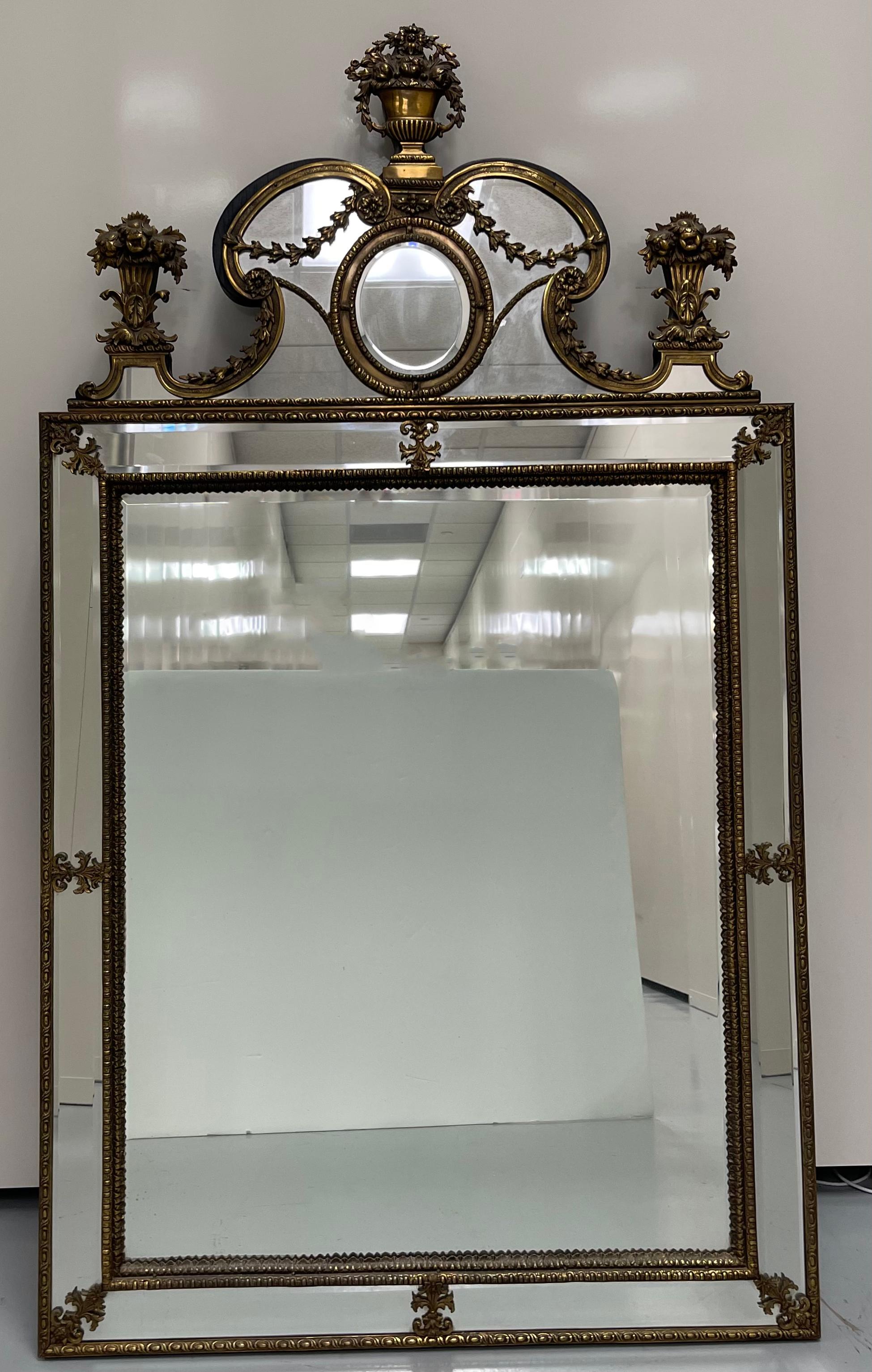 Neoclassico Specchio da parete con cesto di fiori in ottone e ormeggio neoclassico svedese del 1930 in vendita
