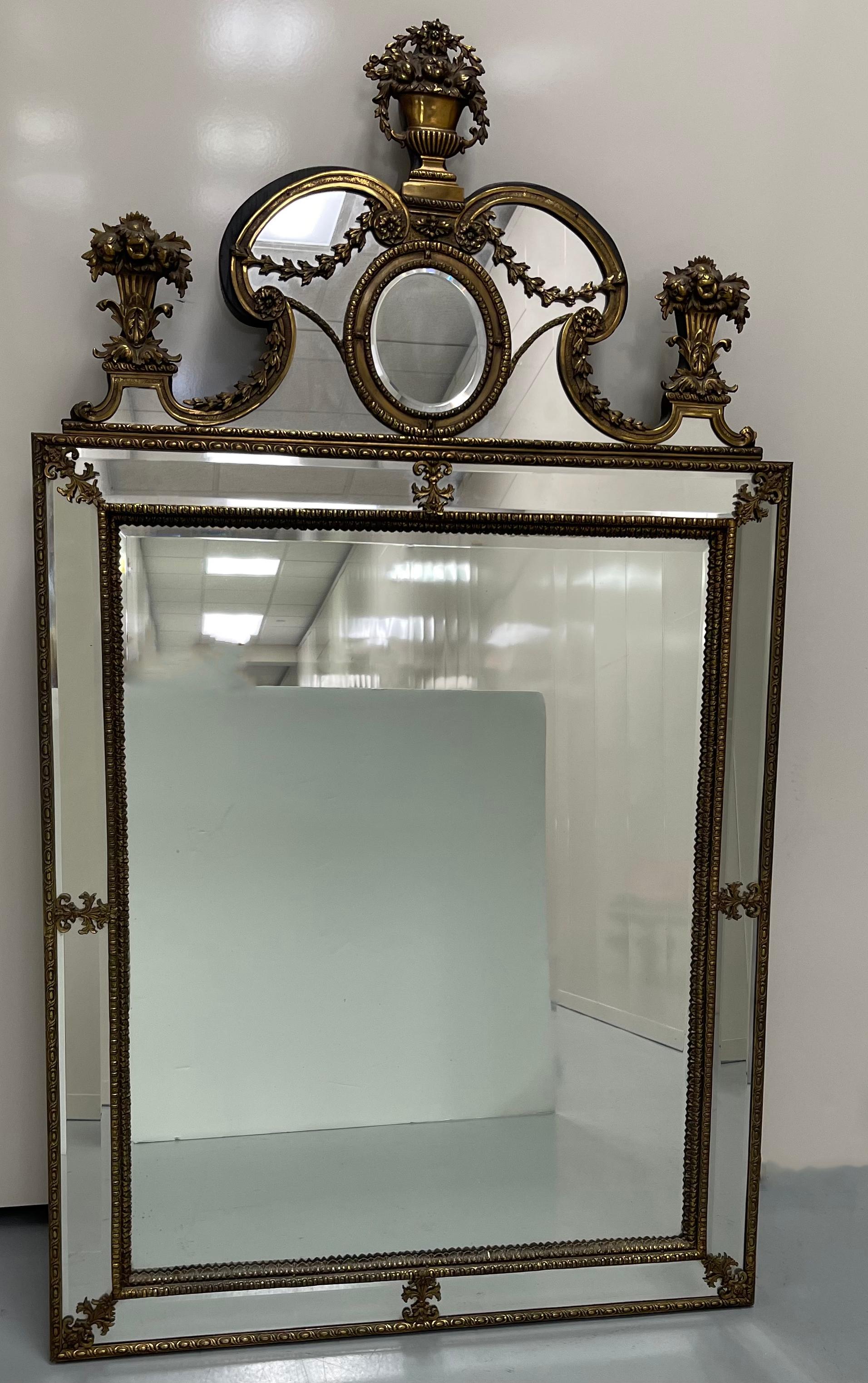 Specchio da parete con cesto di fiori in ottone e ormeggio neoclassico svedese del 1930 In condizioni buone in vendita a Stamford, CT