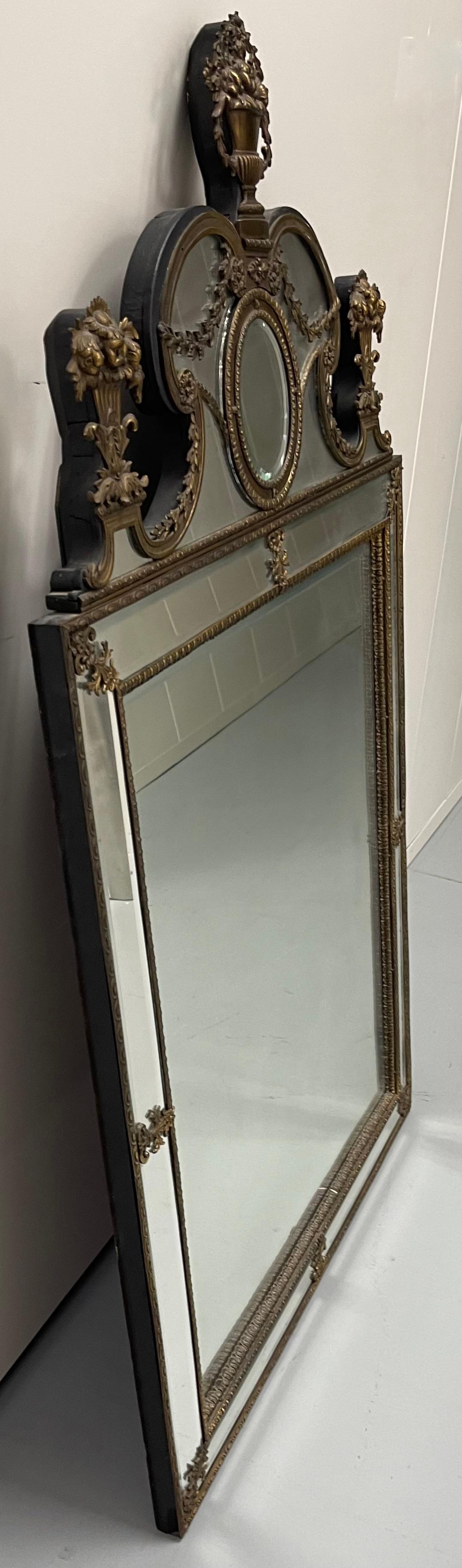 Metà XX secolo Specchio da parete con cesto di fiori in ottone e ormeggio neoclassico svedese del 1930 in vendita