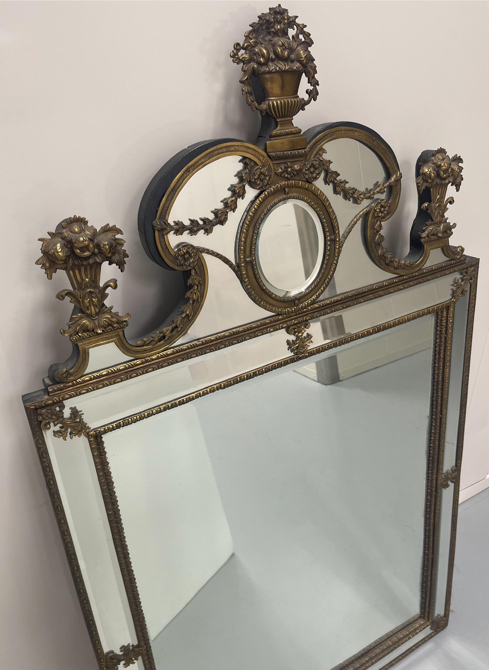 Ottone Specchio da parete con cesto di fiori in ottone e ormeggio neoclassico svedese del 1930 in vendita