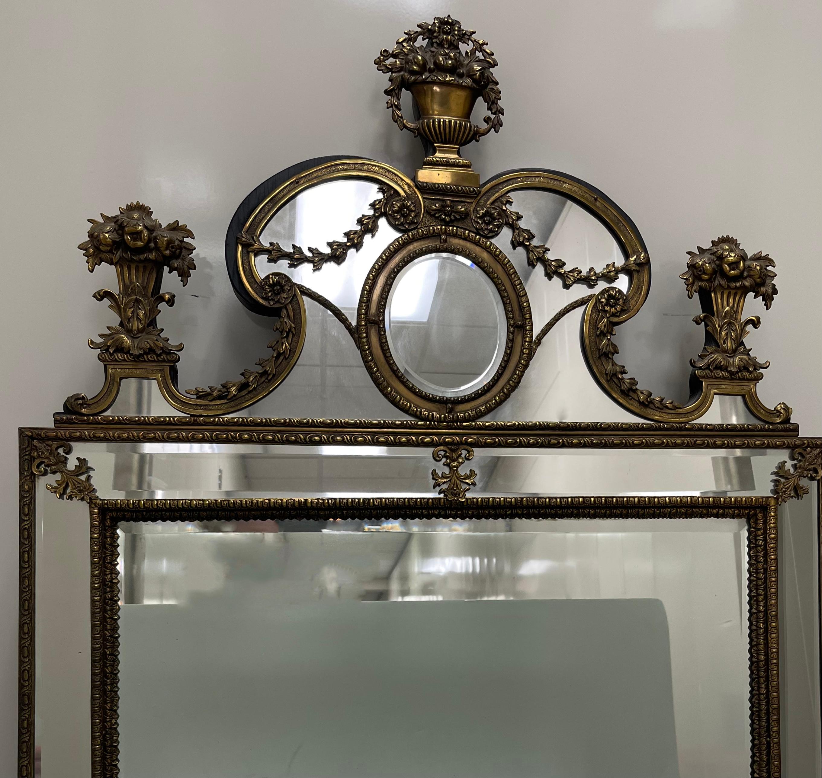 Specchio da parete con cesto di fiori in ottone e ormeggio neoclassico svedese del 1930 in vendita 1