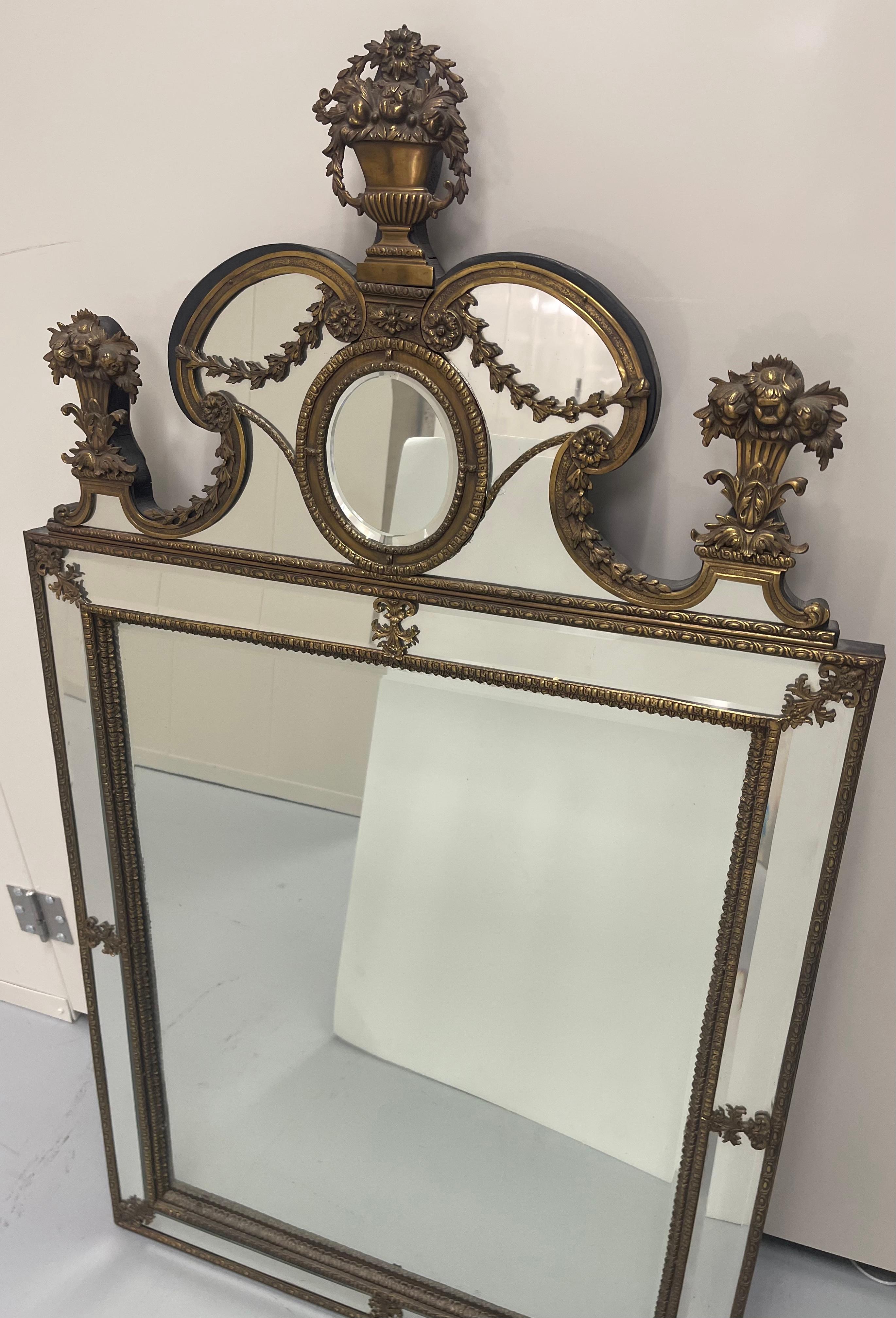 Specchio da parete con cesto di fiori in ottone e ormeggio neoclassico svedese del 1930 in vendita 2