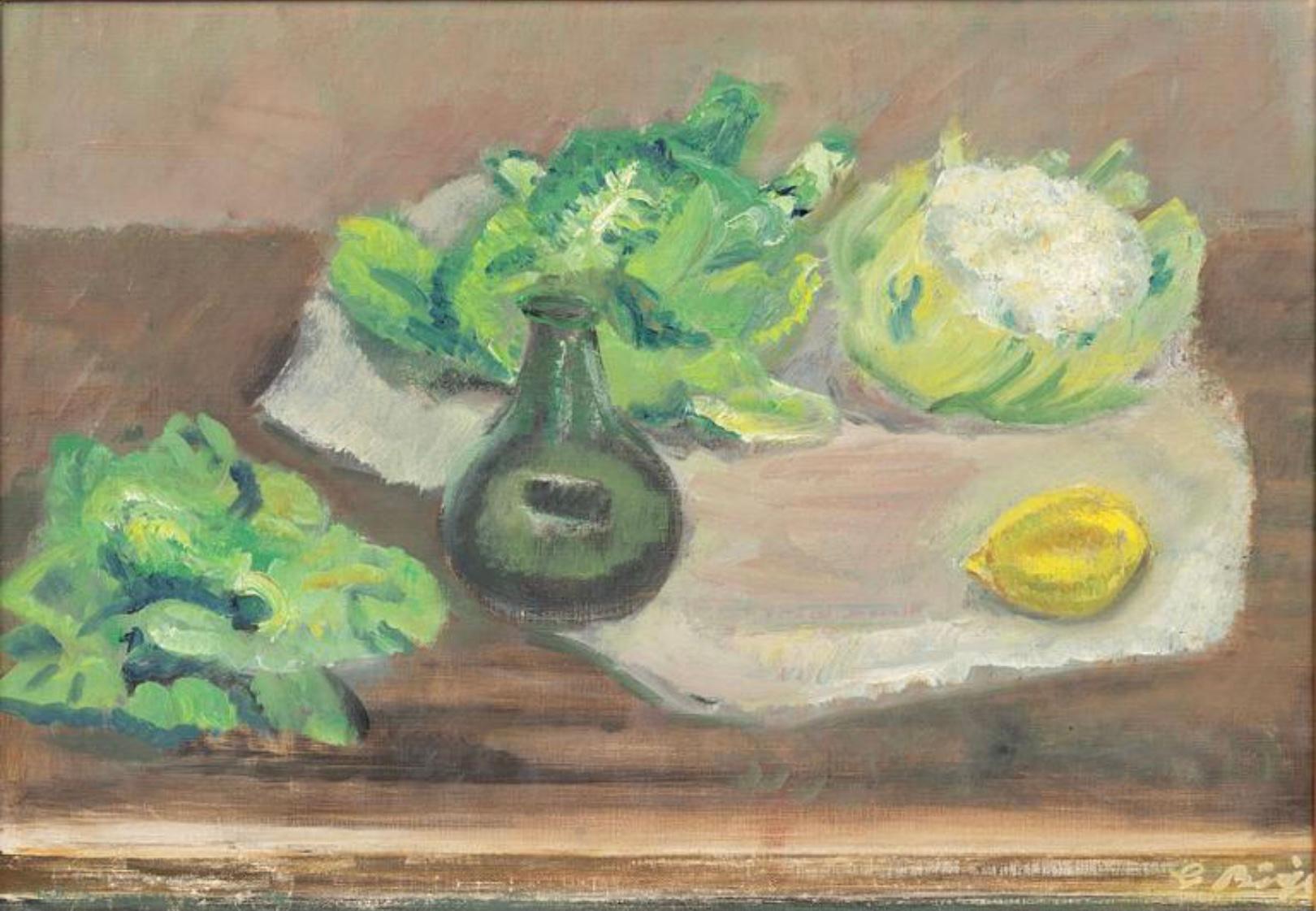 Un'affascinante natura morta scandinava incorniciata, olio su tela, raffigurante una scena di tavola domestica ricoperta di cavoli e un limone.
Dipinto in uno stile un po' naïf ma con un layout modernista in verdi e gialli nitidi su uno sfondo