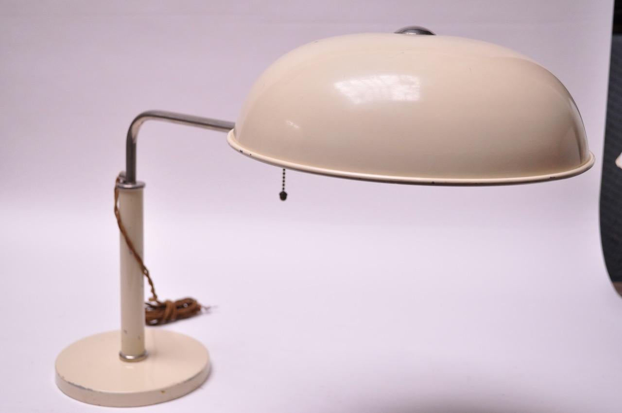 Lampe 'Quick 1500', entworfen von Alfred Müller für Belmag, Zürich, bestehend aus einem cremefarbenen, emaillierten Metallschirm und Sockel mit verchromtem Metallarm, um 1935. Geniales, schlankes Design, das Form und Funktion mit zahlreichen