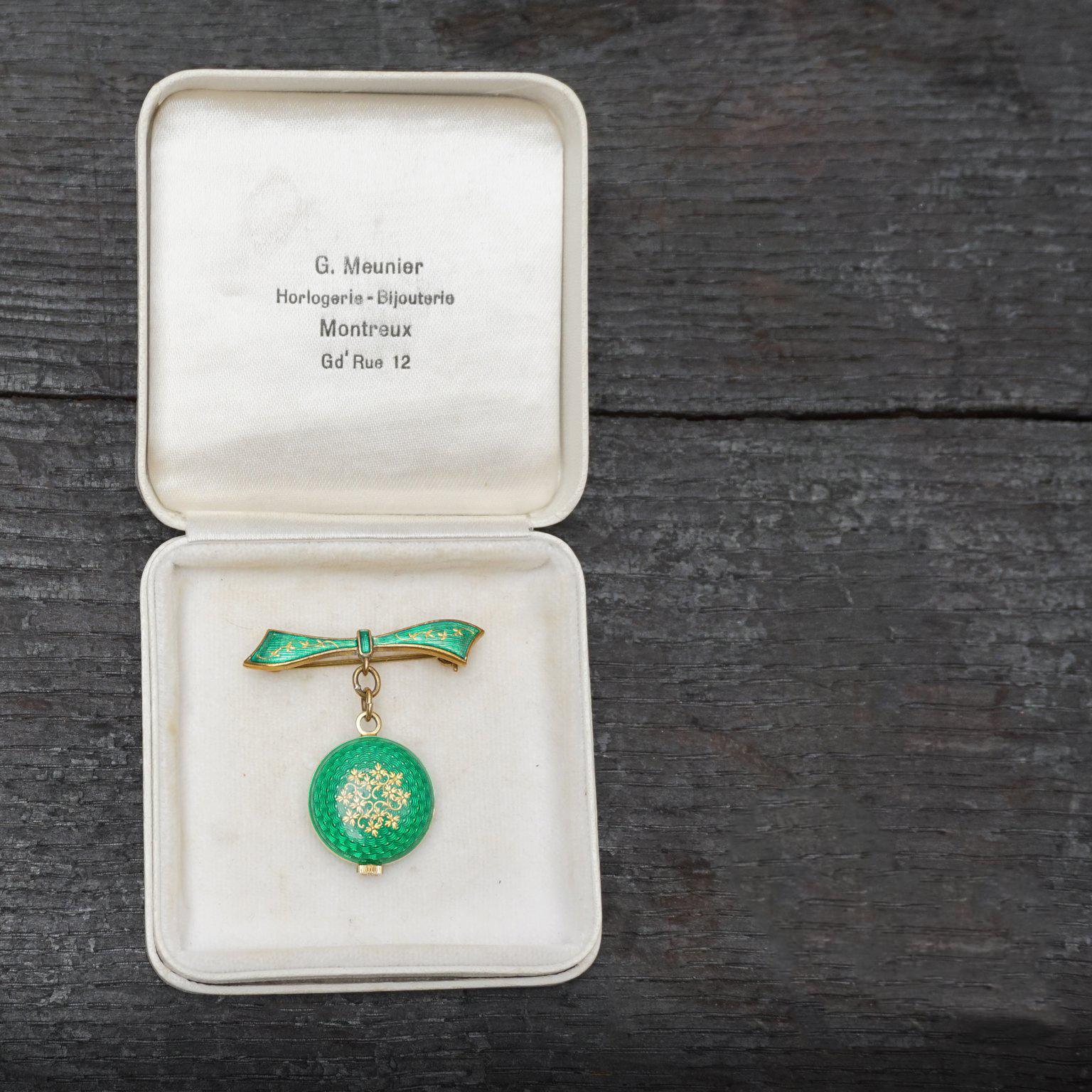 Early 20th century Swiss watch brooch by Nadine with green guilloche enamel on gilt silver, oh just look at this lovely little piece of fine practical jewelry, not bigger than a walnut!

Perfect green enamel over guilloche gilt sterling silver,