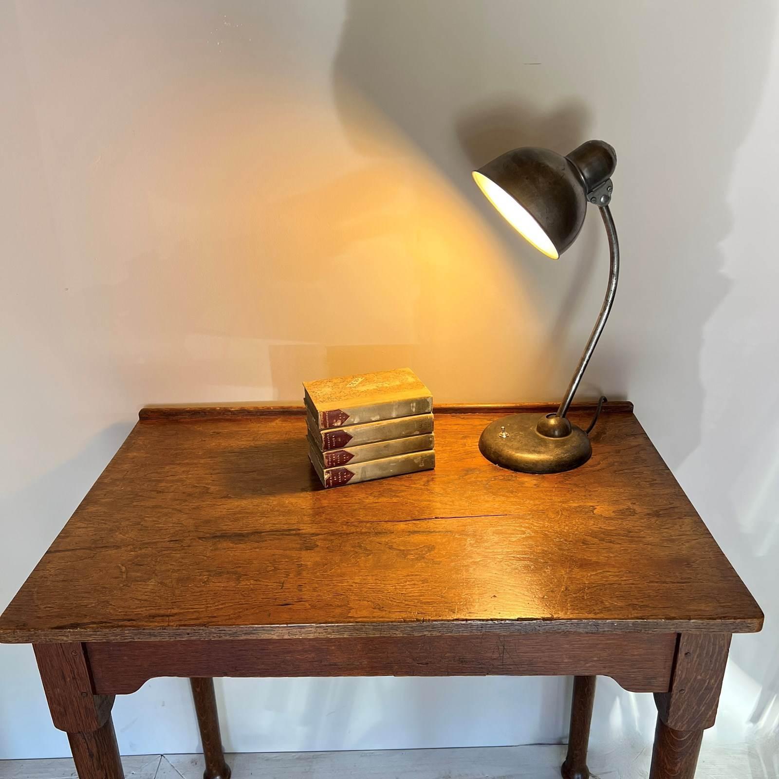 Lampe de table vintage Bauhaus des années 1930 Kaiser Idell modèle 6556 conçue par Christian Dell. Réglable par le bras et l'abat-jour. Il offre une bonne lumière de travail et son design est classique. Nettoyé, recâblé et testé selon la norme PAT.