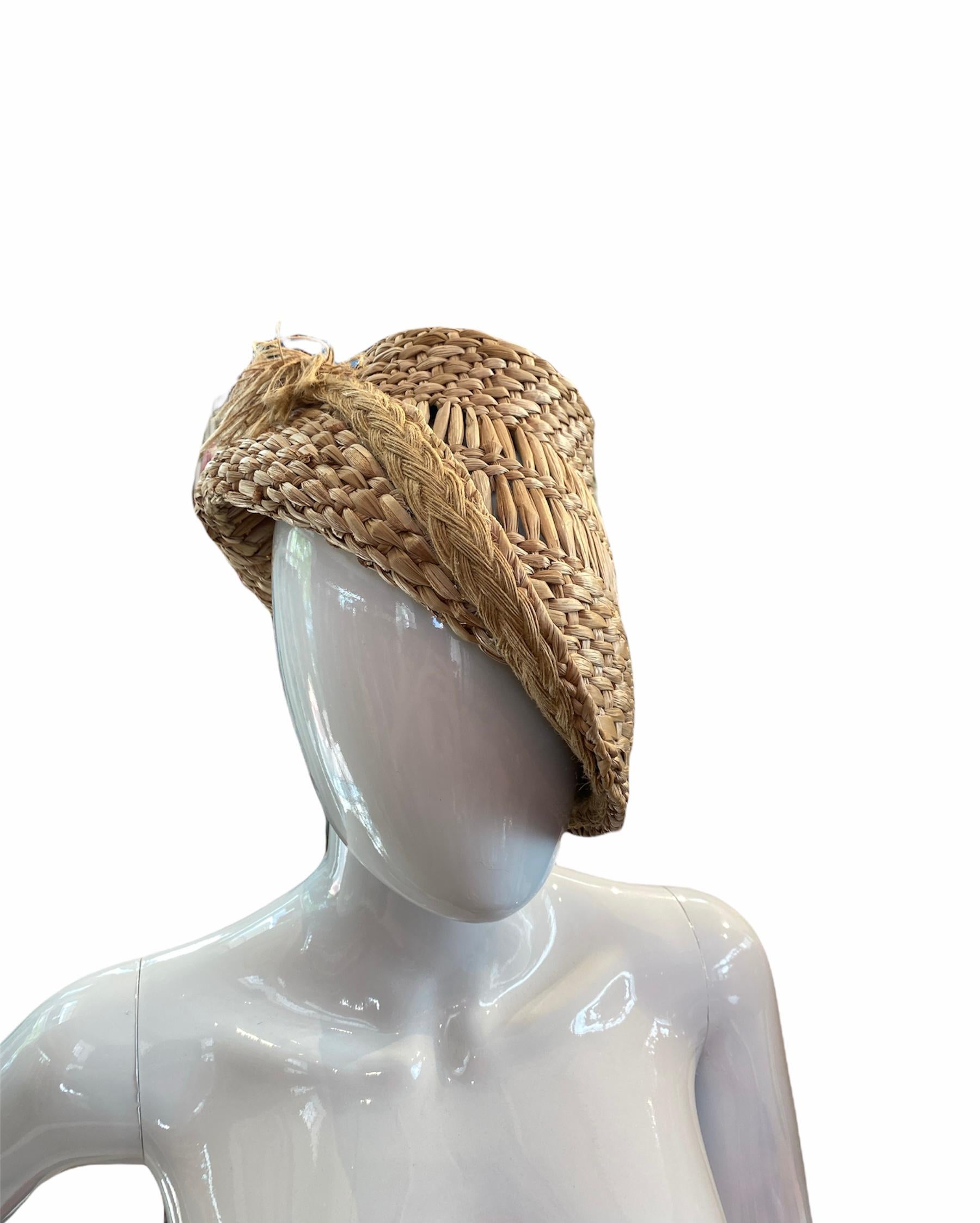 1930S Tan Hand Woven Straw Classic Tilted Asymmetrical Hat In Excellent Condition In New York, NY