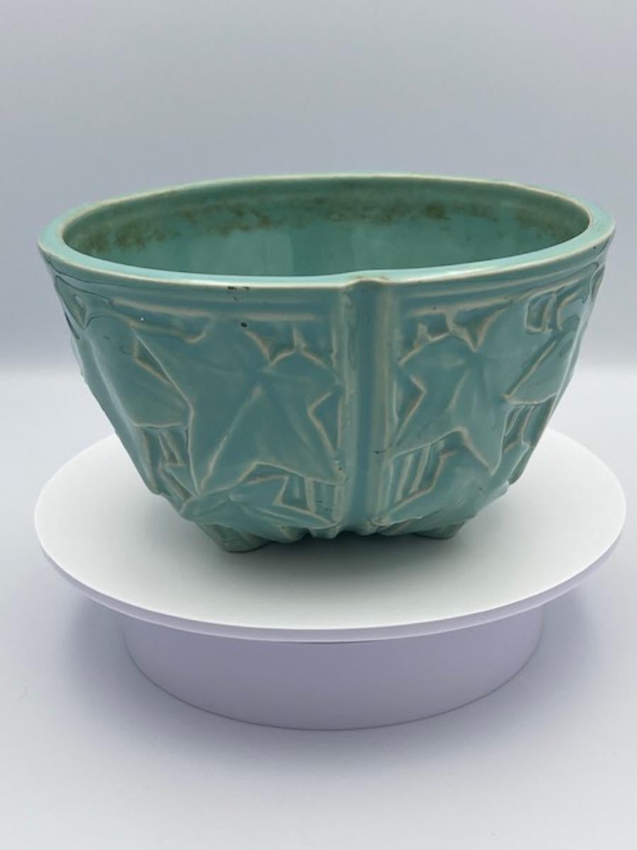 Vintage 1930s McCoy Pottery Hanging Ivy Basket Planter 

Cette superbe jardinière suspendue en forme de panier à lierre de la poterie McCoy des années 1930 est un bel exemple de poterie d'art américaine. Elle présente une riche glaçure sarcelle et