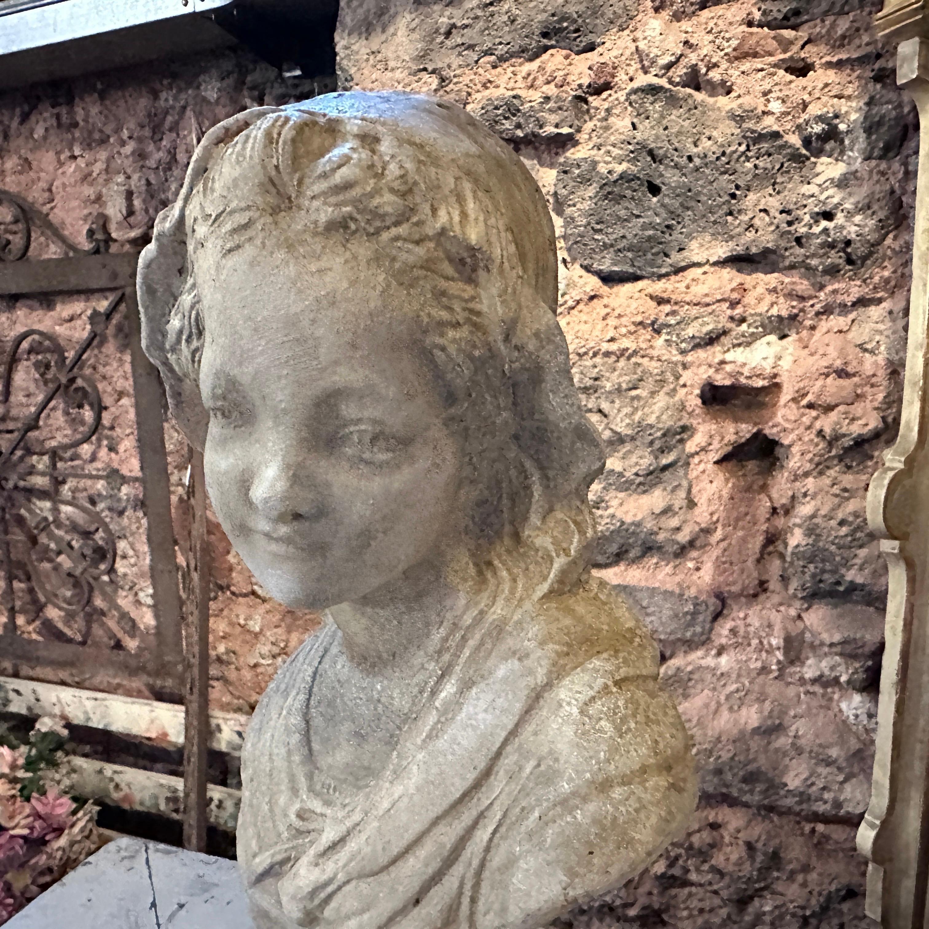 Jugendstil-Terrakotta-Skulptur eines jungen Mädchens aus den 1930er Jahren im Angebot 3