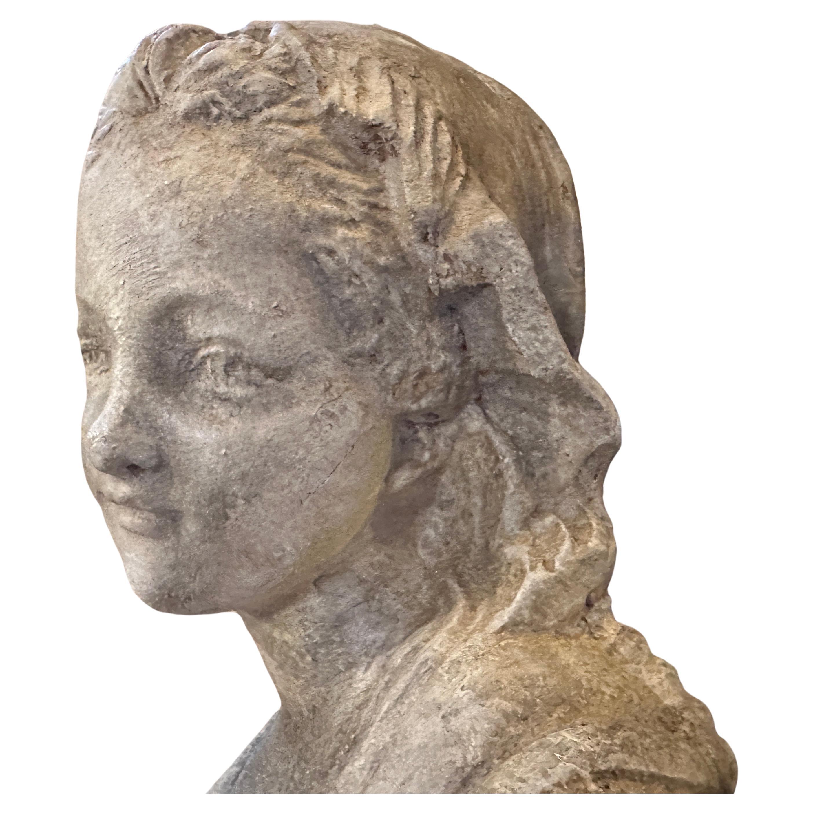 Sculpture en terre cuite fabriquée à la main en Sicile dans la première moitié du XXe siècle, elle présente une patine d'origine avec des signes d'utilisation et d'âge. Une sculpture en terre cuite est une œuvre d'art captivante. Le fait qu'elle