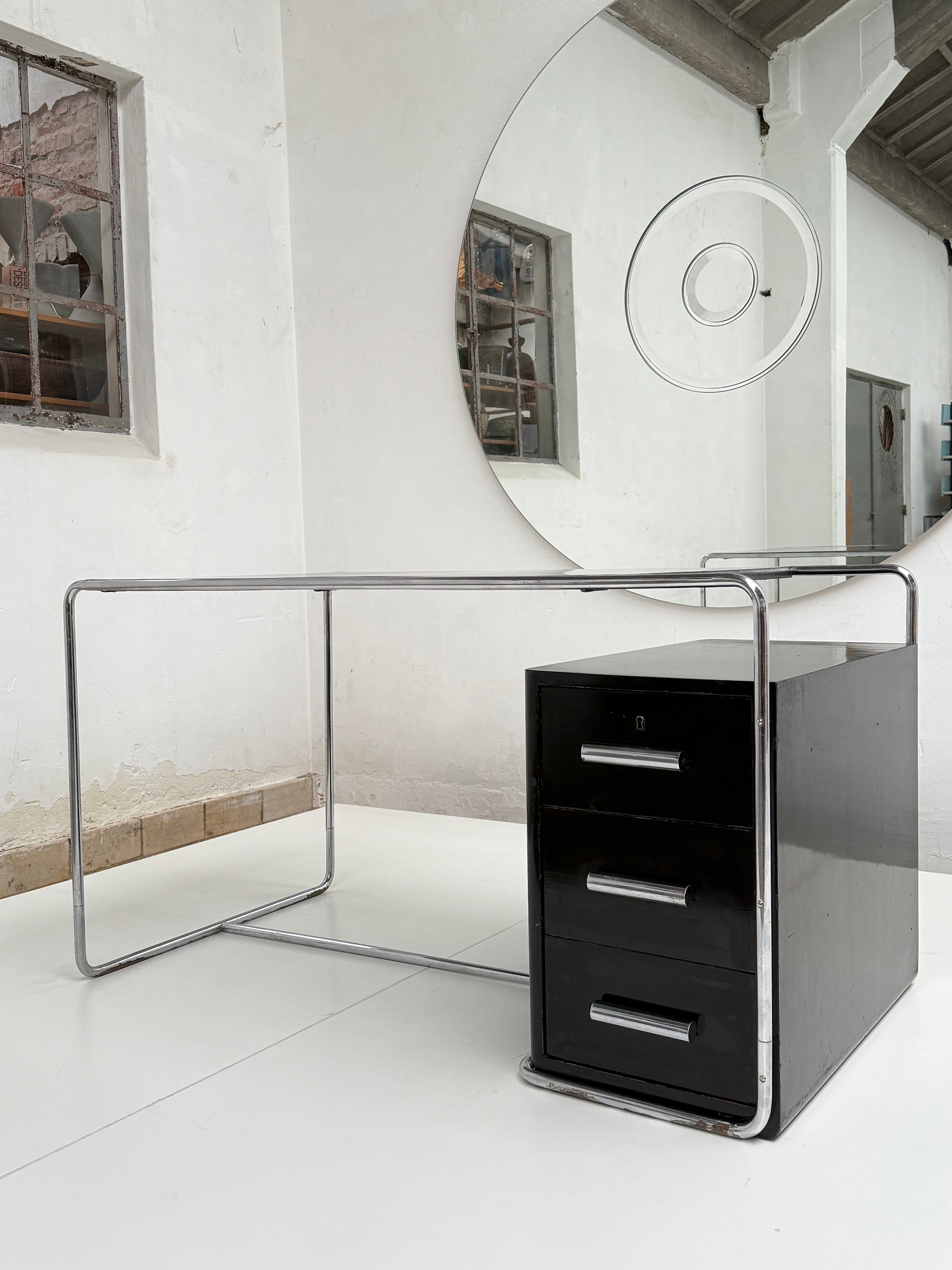 1930's Thonet B282 desk by Bruno Weill with unique family provenance of history and including its original Thonet key

This desk comes from the family Brandt Corstius who lived right across the Gerrit Rietveld Schröder house at the Prins Hendriklaan