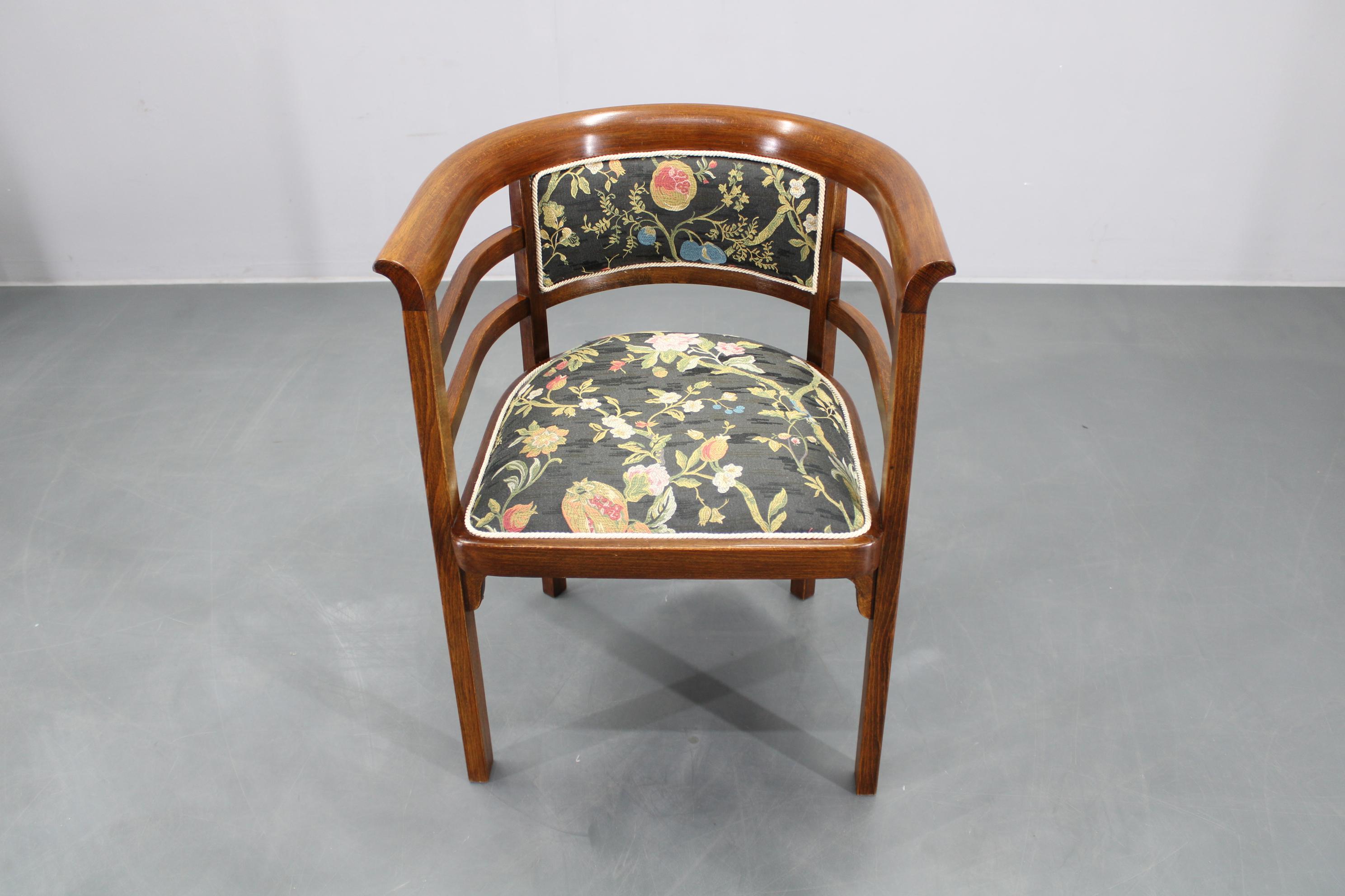 - accuratamente restaurato e rifinito con gommalacca  
- Rivestito di recente 
- Etichettato 
- Altezza della seduta 49 cm