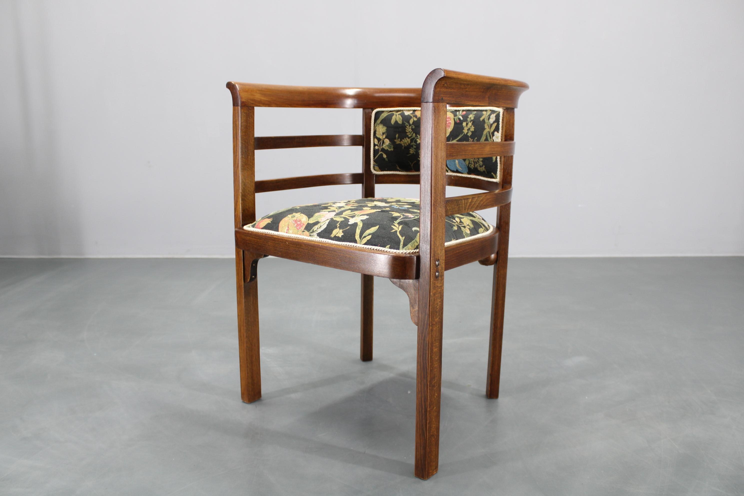 Poltrona Thonet restaurata degli anni '30, Cecoslovacchia In condizioni buone in vendita a Praha, CZ