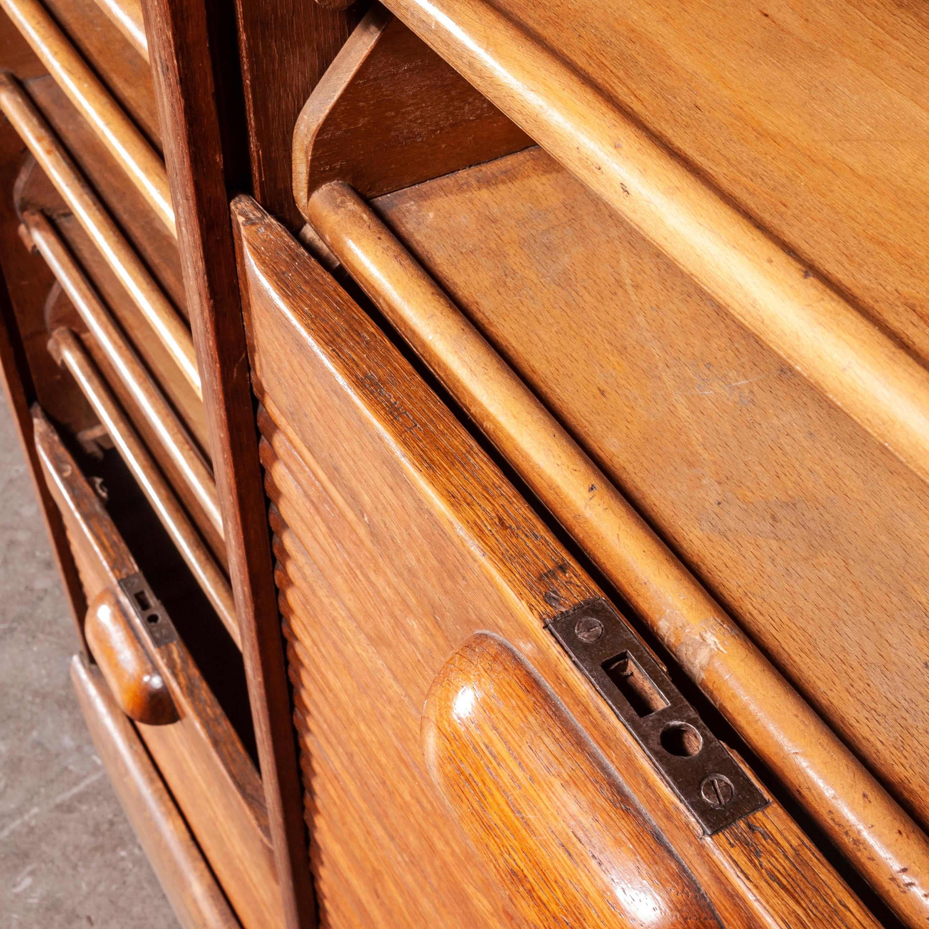 Milieu du XXe siècle armoire en chêne à rideau Thonet des années 1930 en vente