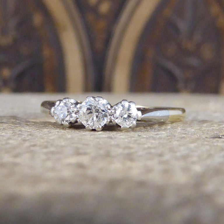 1930's Three Stone Diamond Ring in 18ct Yellow Gold and Platinum In Fair Condition In Yorkshire, West Yorkshire