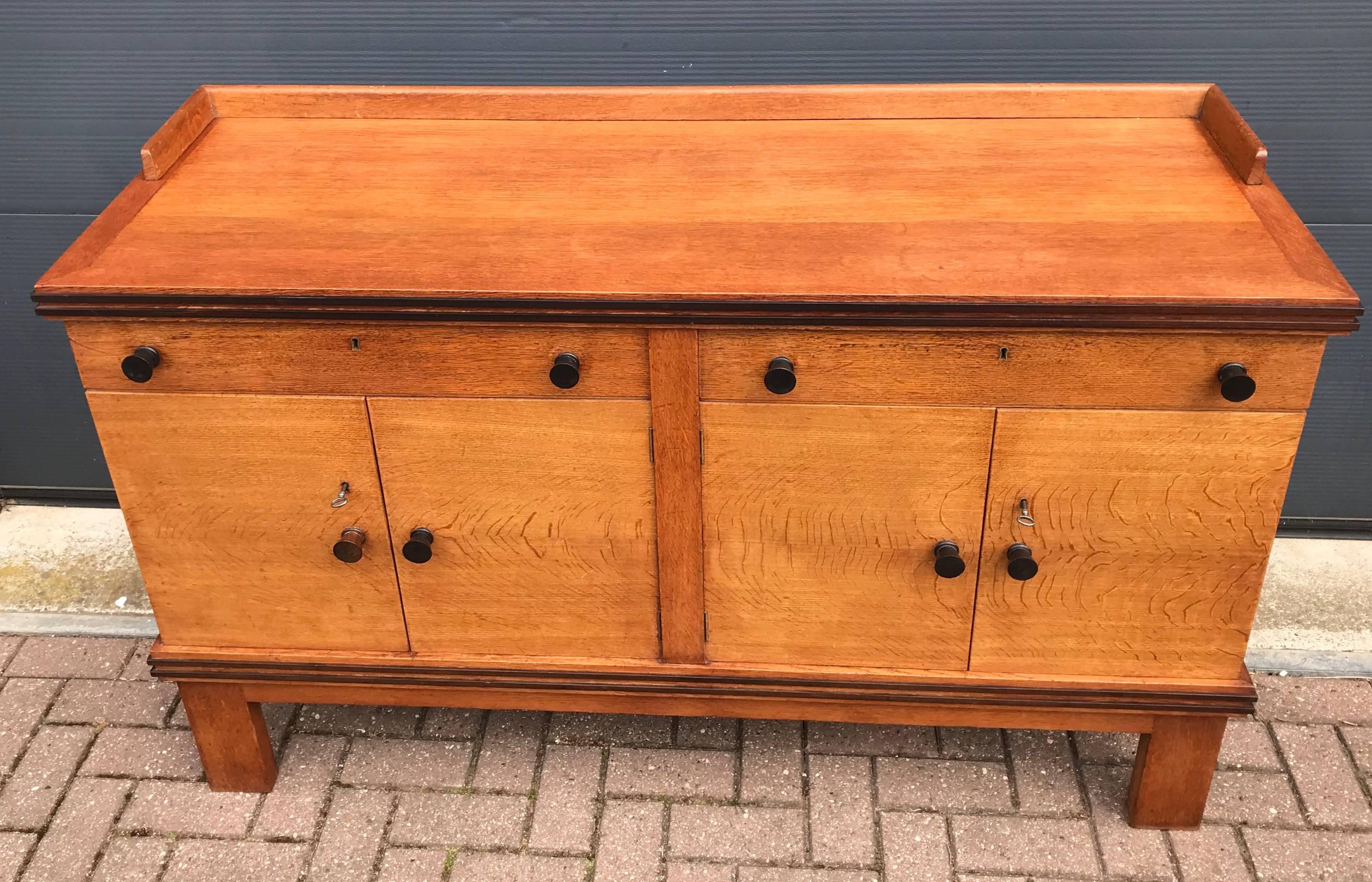 1930er Jahre Zeitloses Design & Praktisches Art Deco Buffet / Credenza in Eiche & Hartholz (Art déco)