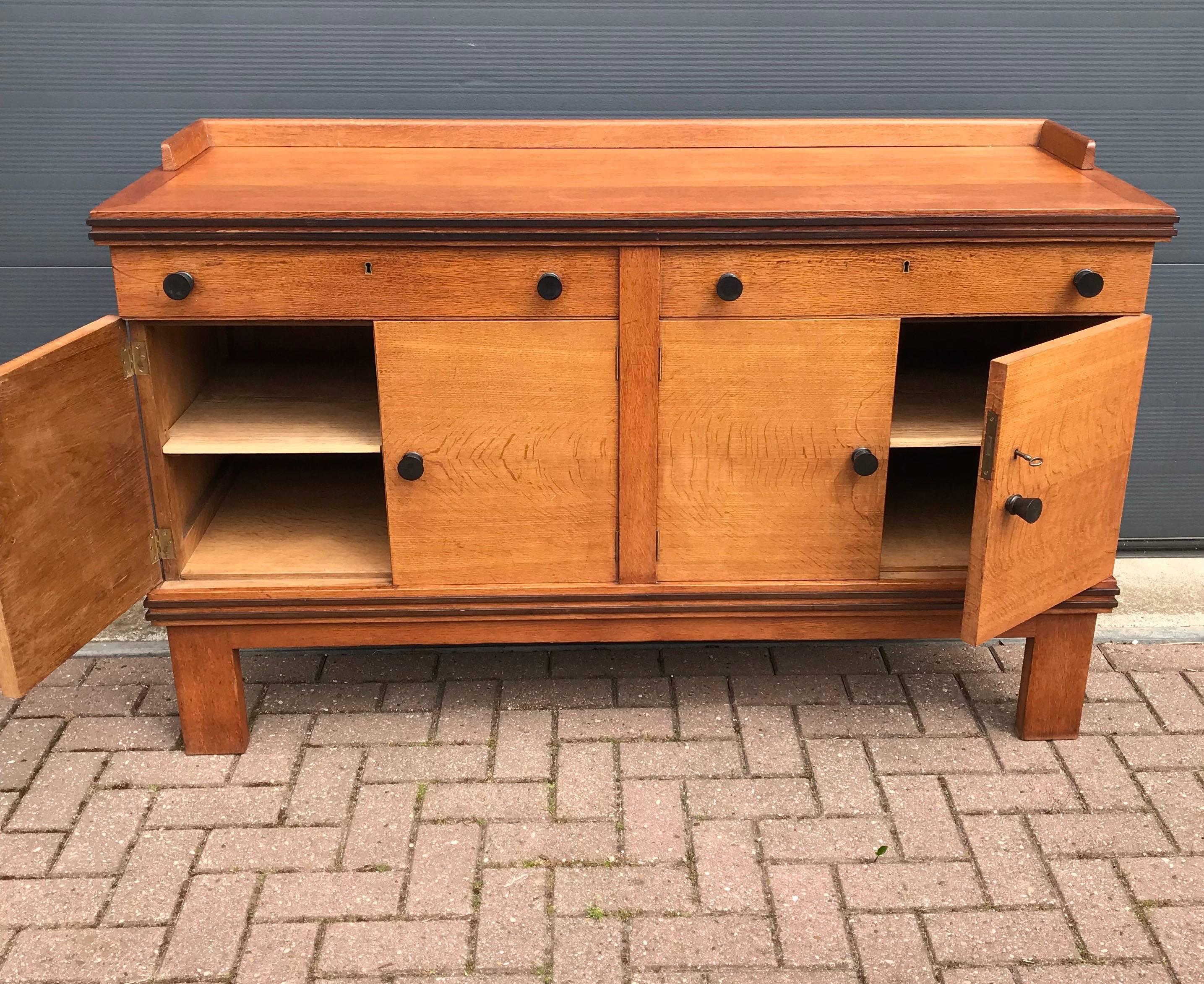 1930s Timeless Design & Practical Art Deco Buffet / Credenza in Oak & Hardwood In Good Condition In Lisse, NL