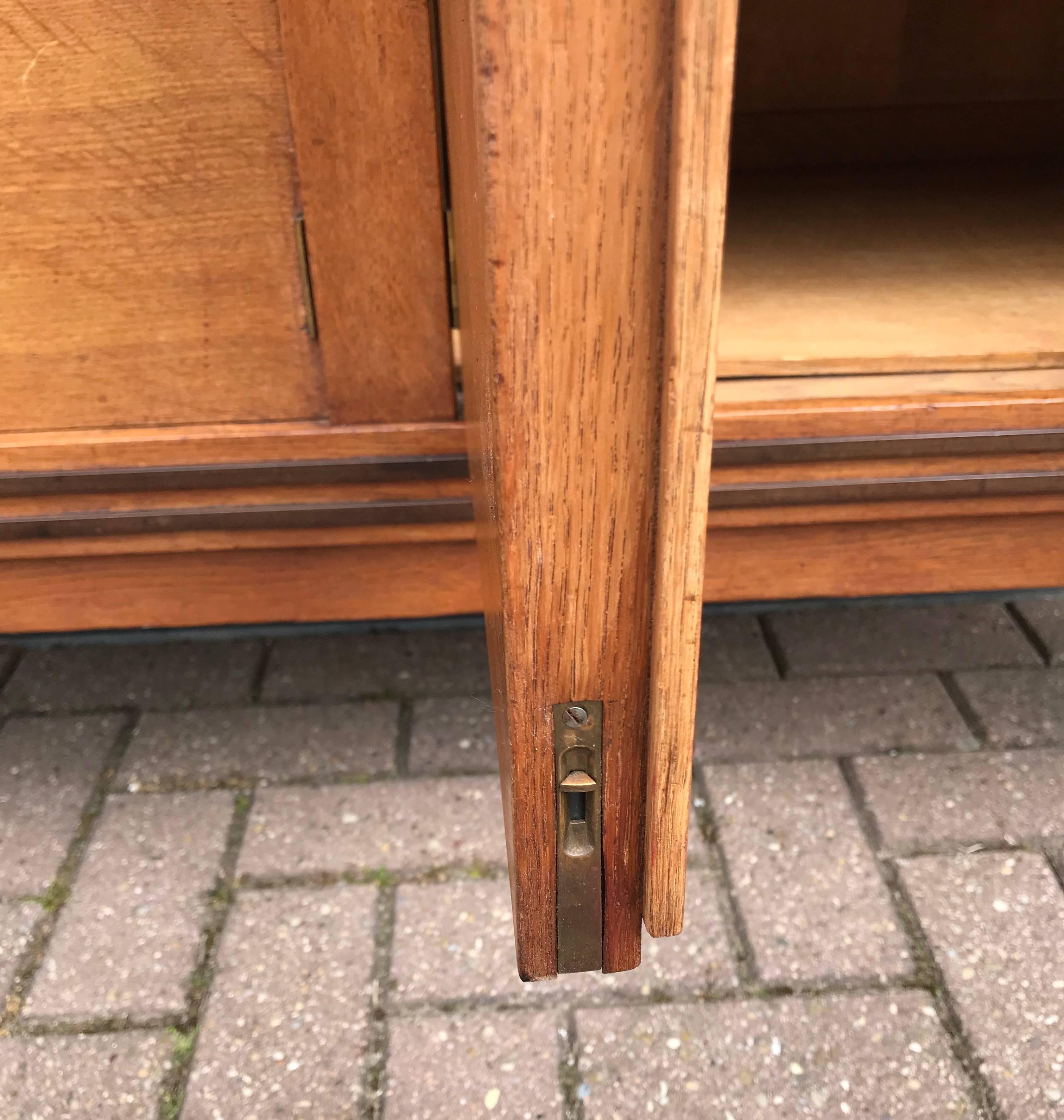 1930s Timeless Design & Practical Art Deco Buffet / Credenza in Oak & Hardwood 1