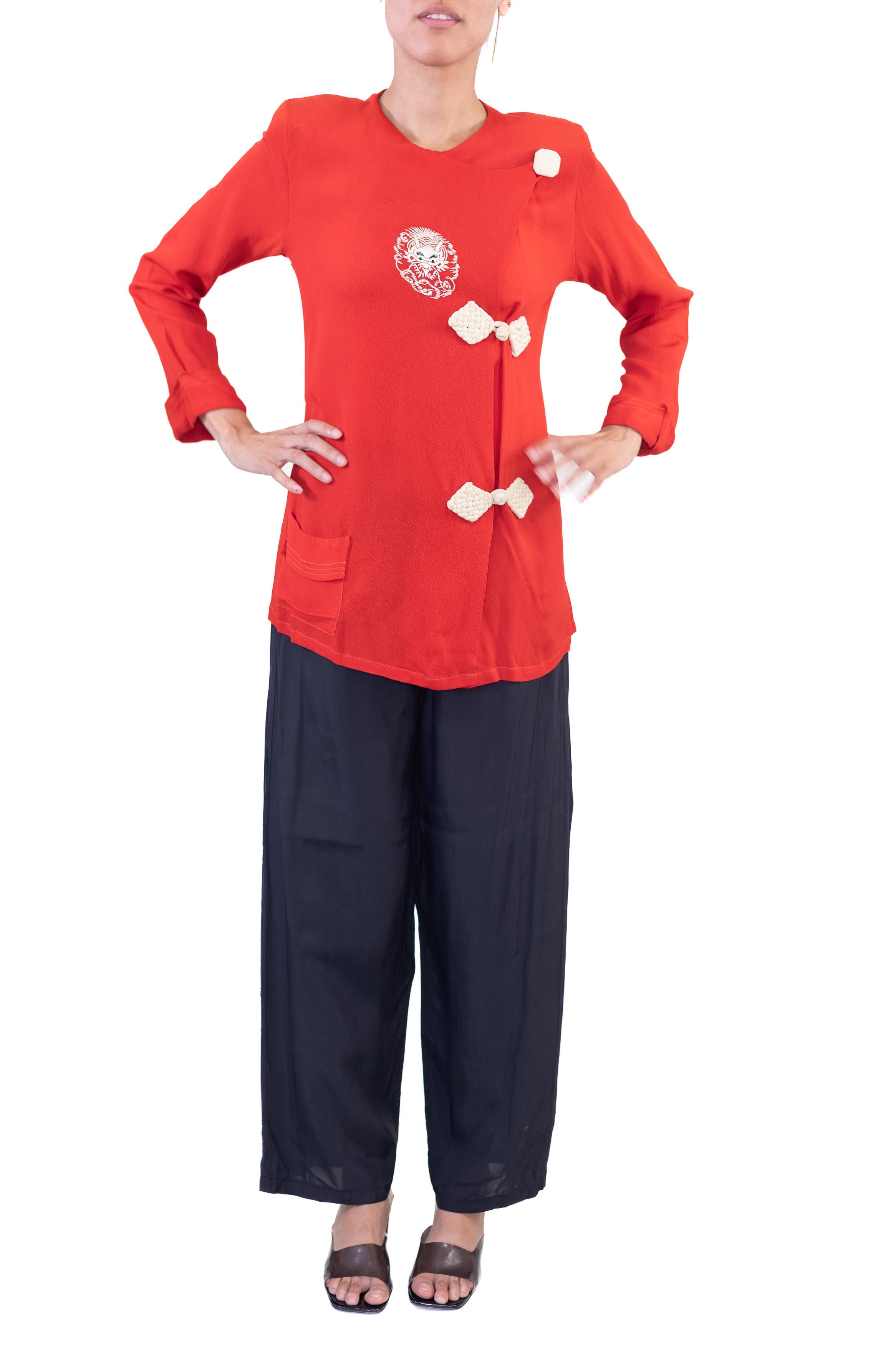 Pajamas de salon en crêpe de rayonne rouge tomate de style asiatique des années 1930 Excellent état - En vente à New York, NY