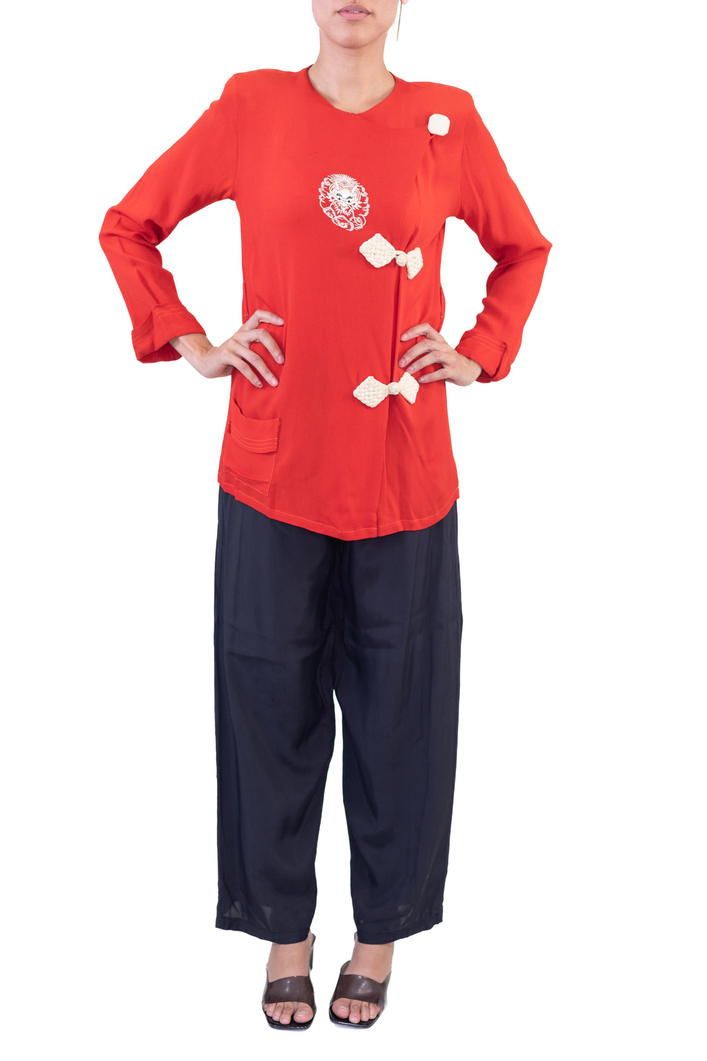 Pajamas de salon en crêpe de rayonne rouge tomate de style asiatique des années 1930 Pour femmes en vente