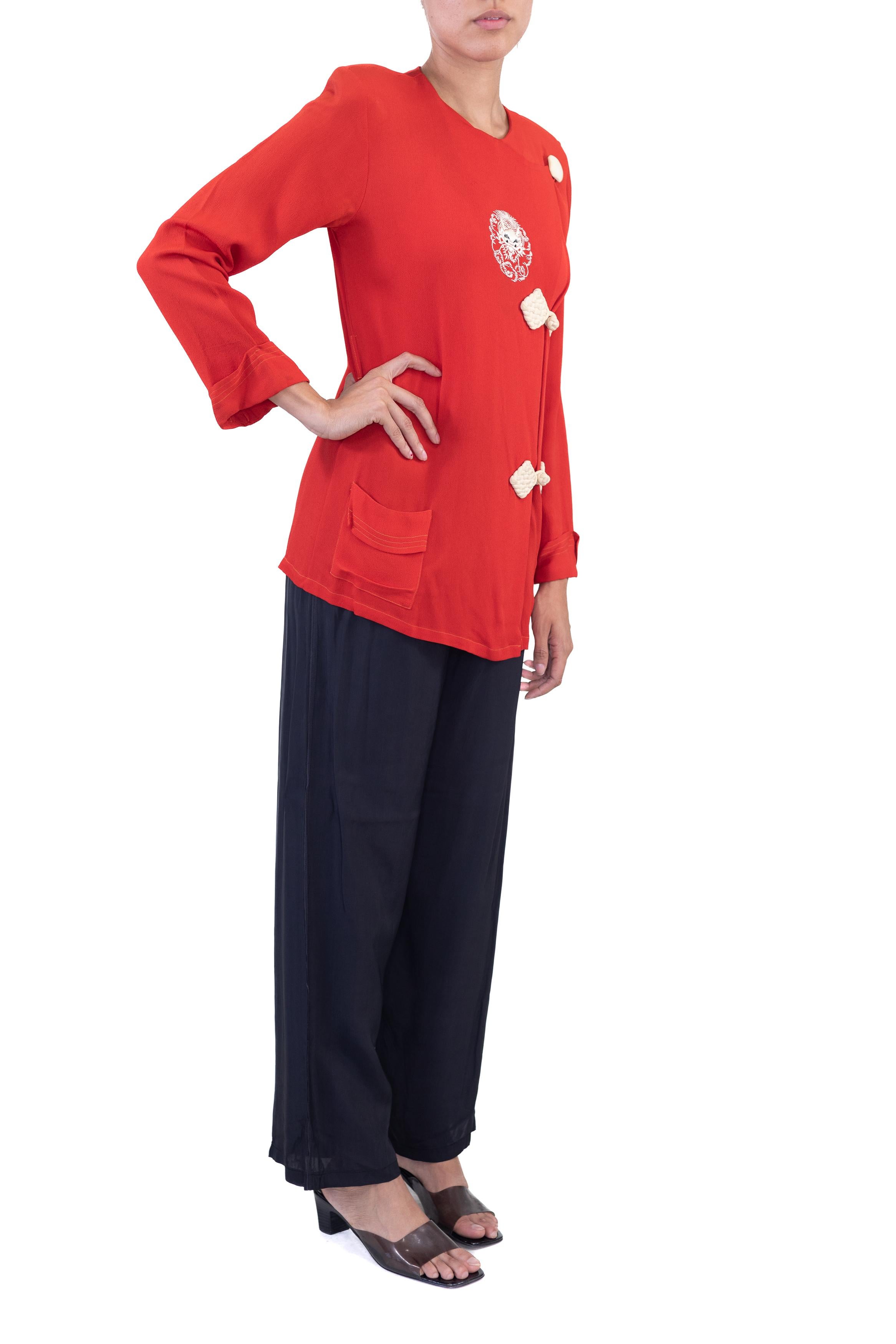 Pajamas de salon en crêpe de rayonne rouge tomate de style asiatique des années 1930 en vente 1