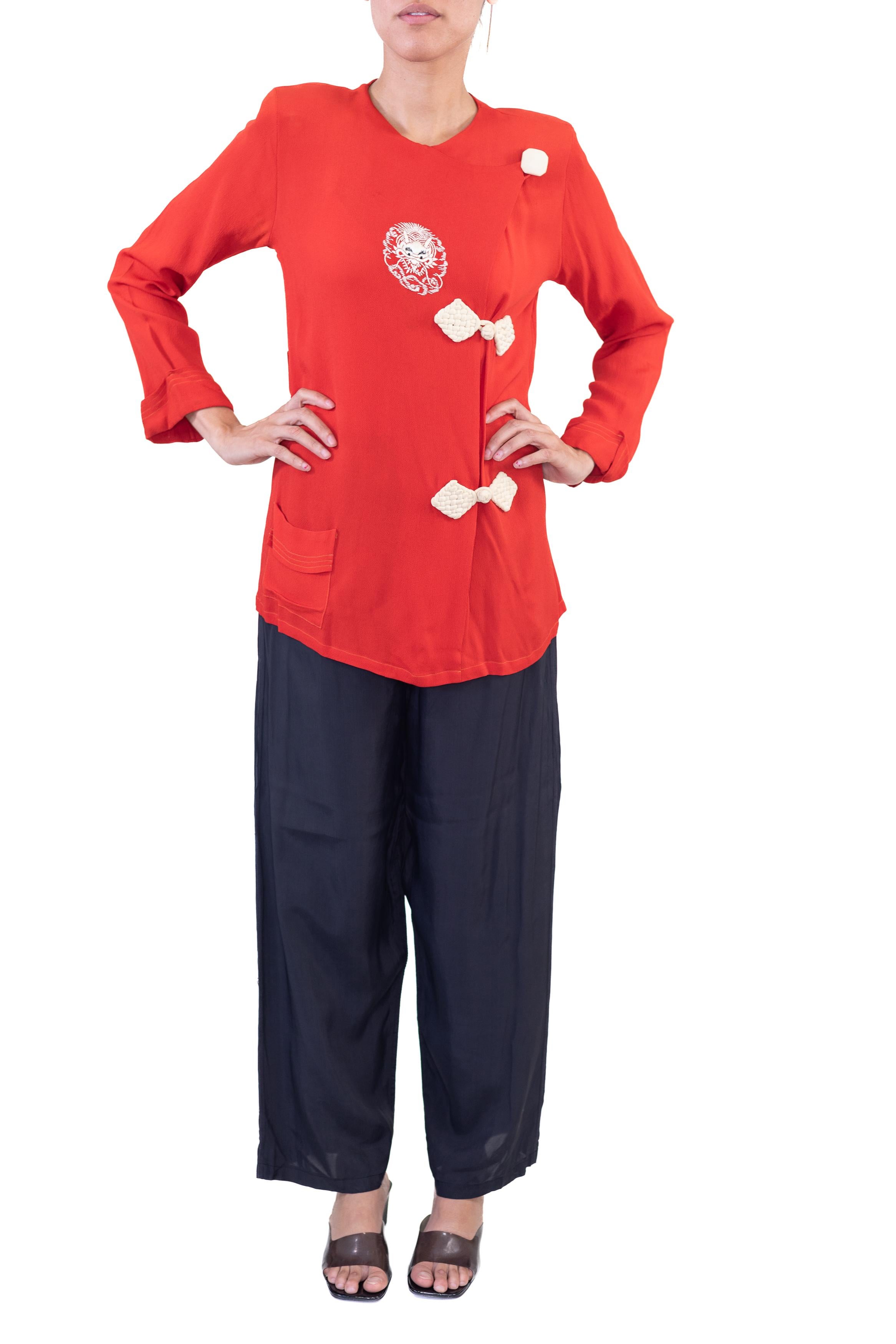 Pajamas de salon en crêpe de rayonne rouge tomate de style asiatique des années 1930 en vente 4