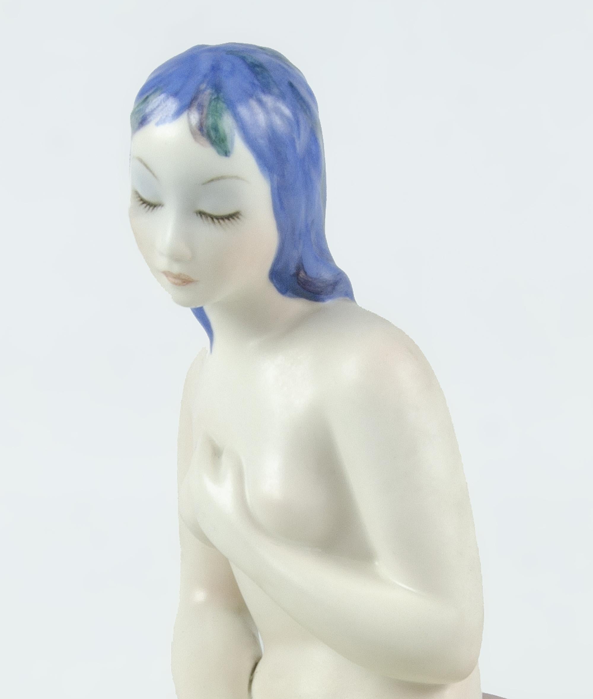 1930s Torino Glazed Porcelain Sculpture of Seated Venus on Shell by Lenci, Italy In Good Condition For Sale In North Miami, FL