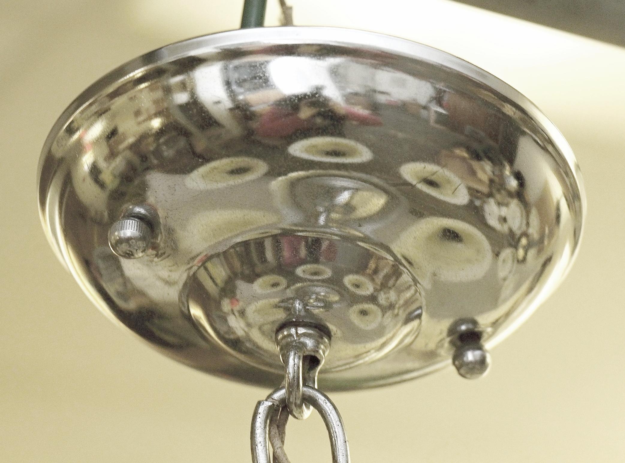 1930s Lustre traditionnel à 5 lumières à abat-jour en nickel en vente 3