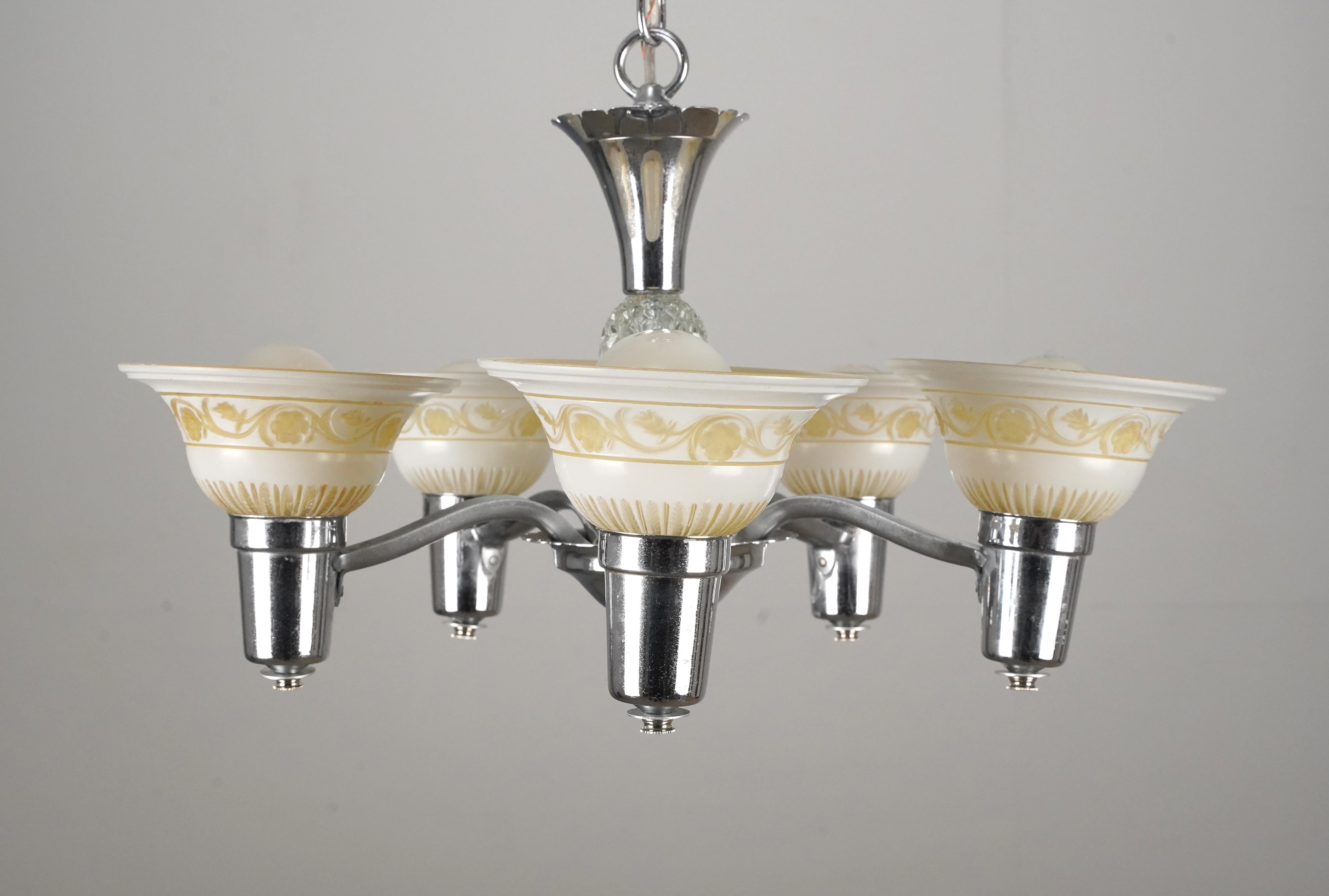 Lámpara de araña de latón niquelado de estilo tradicional de los años 30, con tulipas de cristal transparente y amarillo grabado. Esta luz requiere cinco bombillas estándar Edison de casquillo mediano. La restauración incluirá hasta 1 metro de