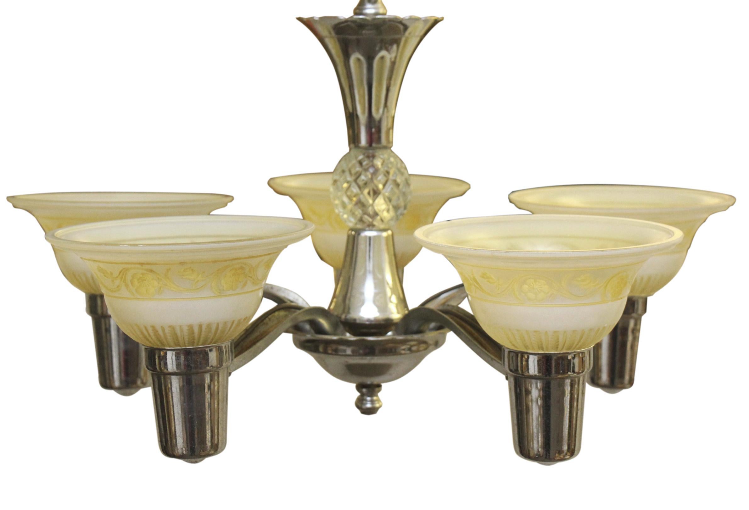 Américain 1930s Lustre traditionnel à 5 lumières à abat-jour en nickel en vente